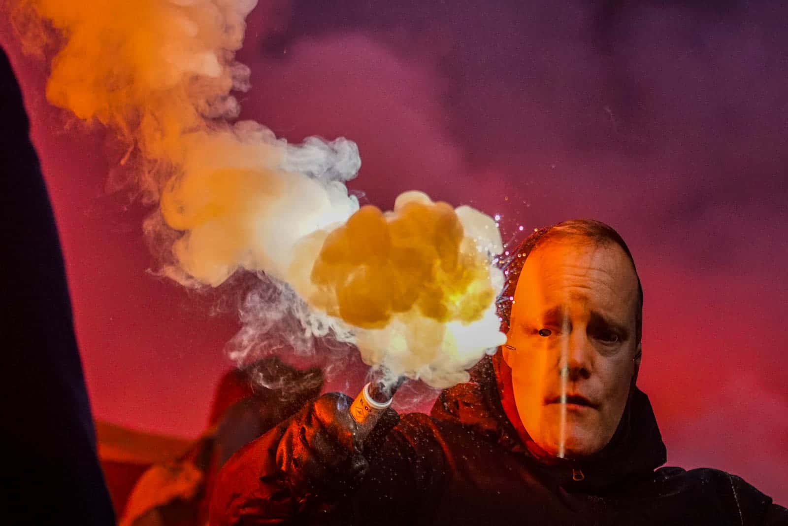 Pyroshows in de sneeuw; bijzondere avond bij derby Sankt Pauli – HSV
