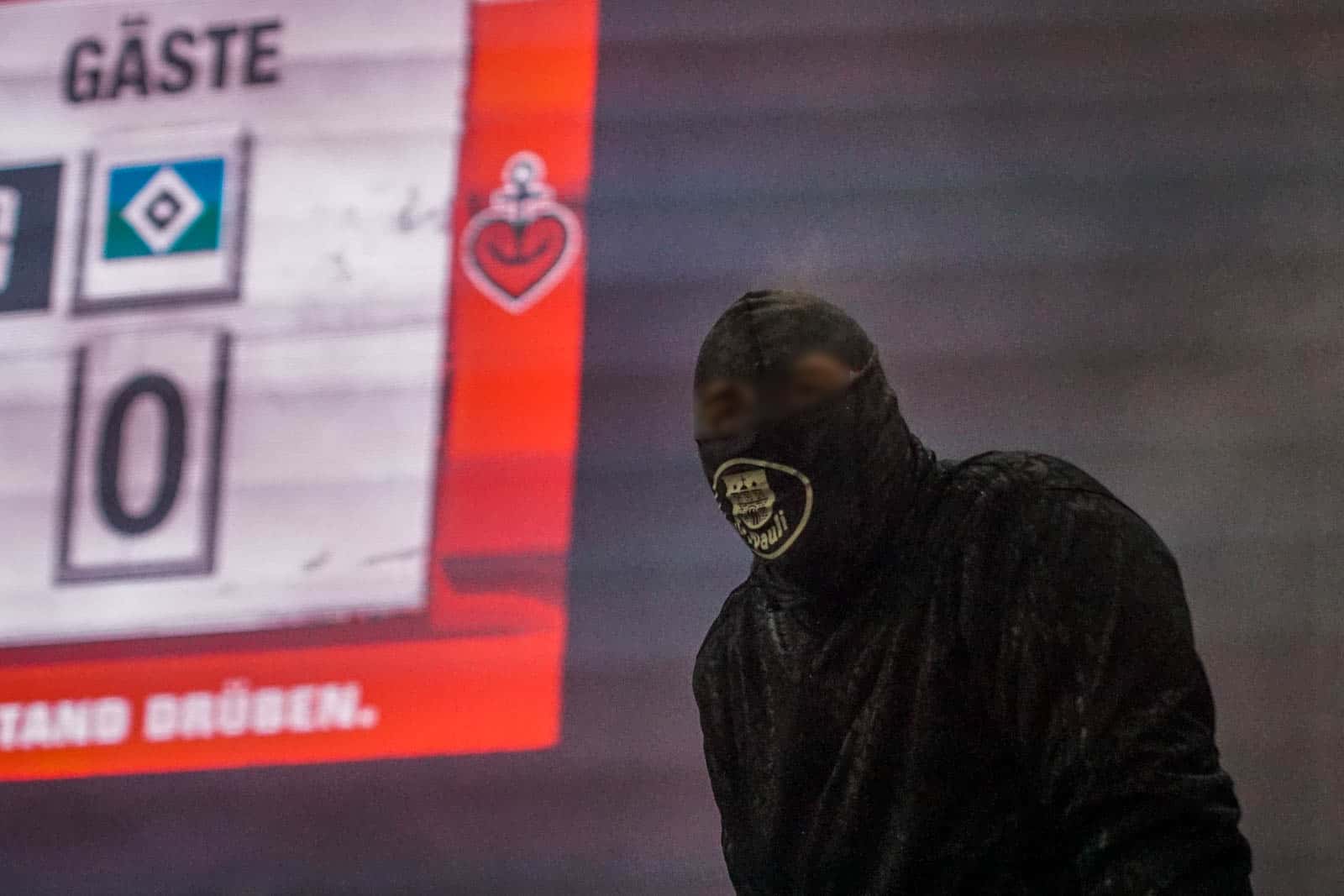 Pyroshows in de sneeuw; bijzondere avond bij derby Sankt Pauli – HSV