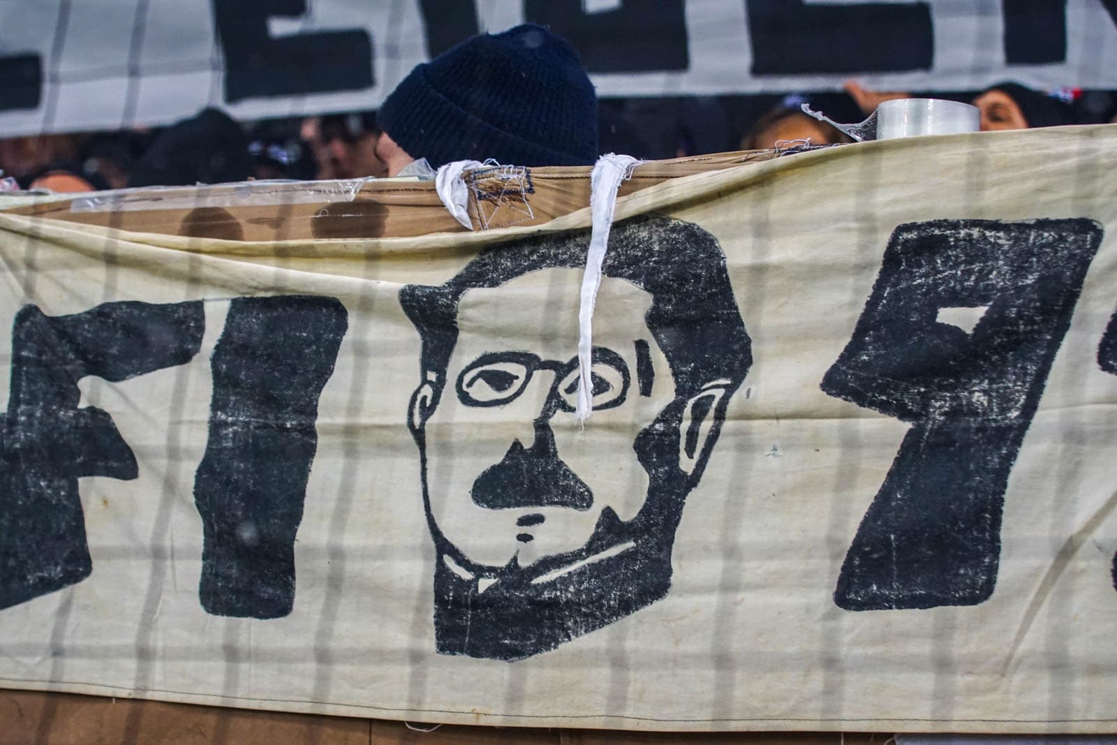 Pyroshows in de sneeuw; bijzondere avond bij derby Sankt Pauli – HSV