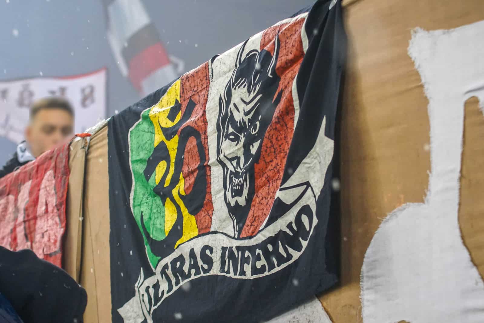 Pyroshows in de sneeuw; bijzondere avond bij derby Sankt Pauli – HSV