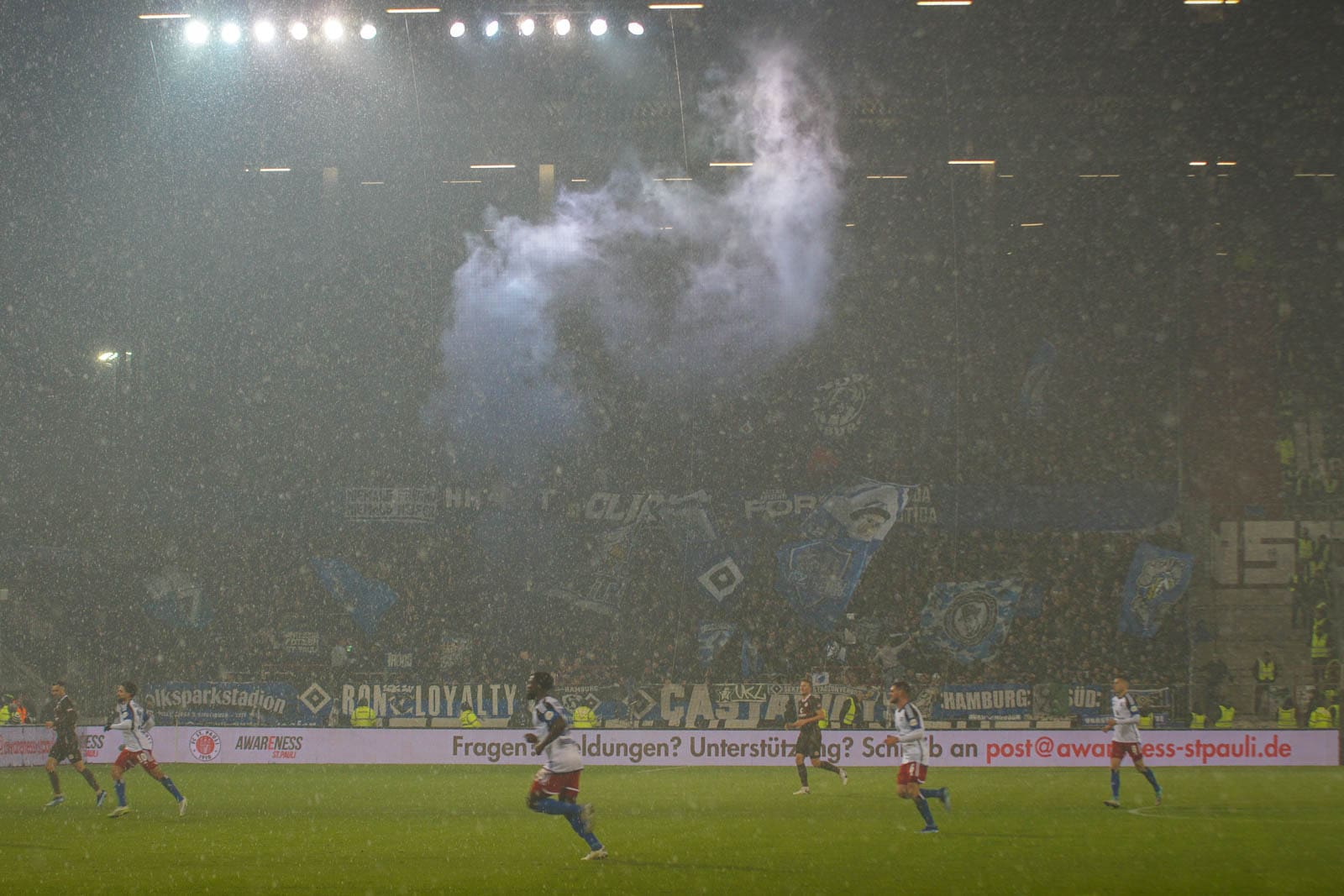 Pyroshows in de sneeuw; bijzondere avond bij derby Sankt Pauli – HSV