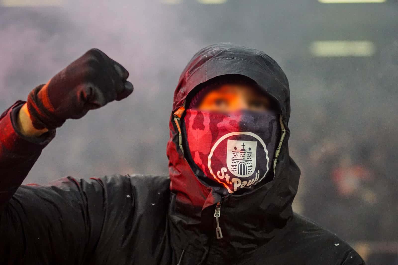 Pyroshows in de sneeuw; bijzondere avond bij derby Sankt Pauli – HSV