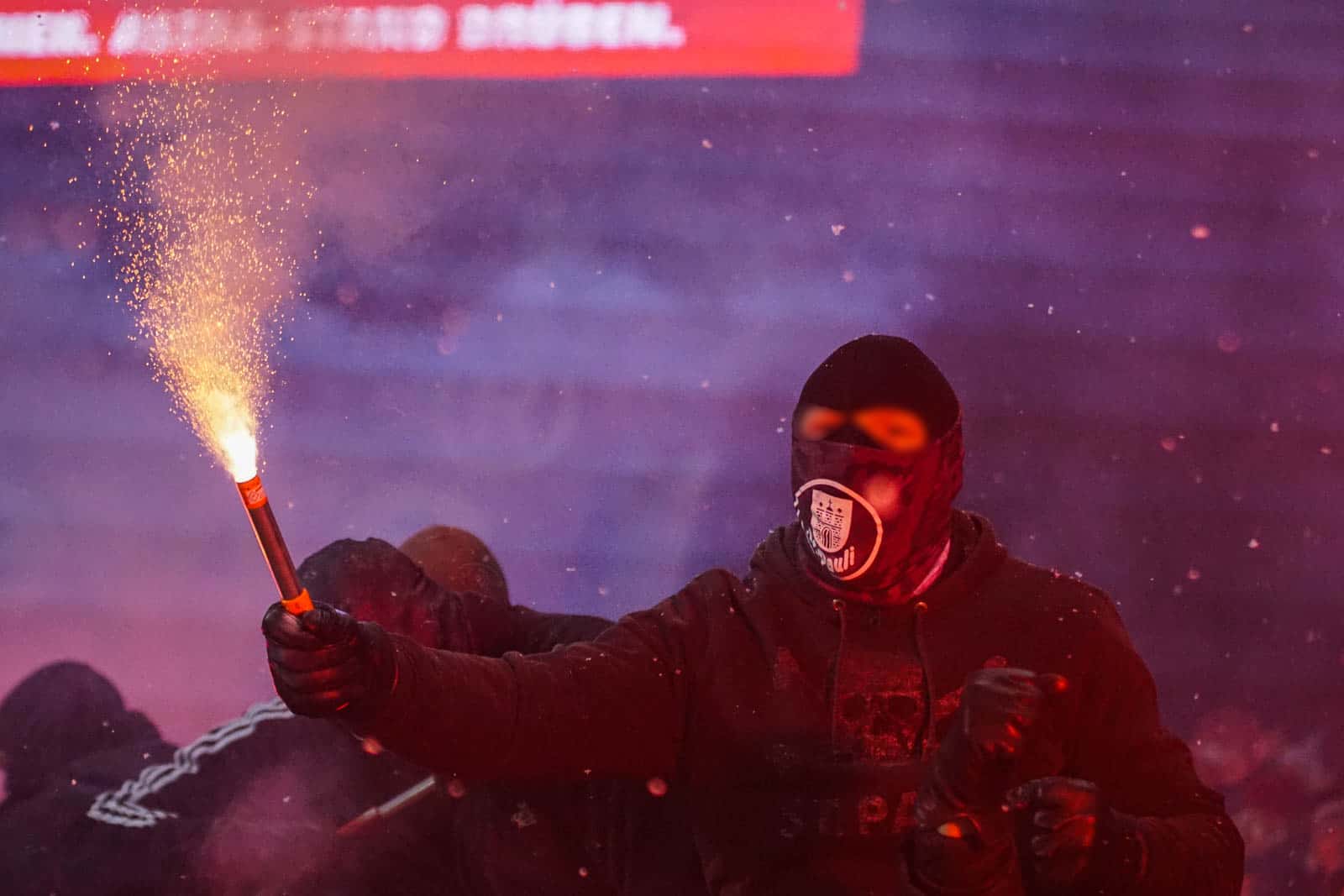 Pyroshows in de sneeuw; bijzondere avond bij derby Sankt Pauli – HSV