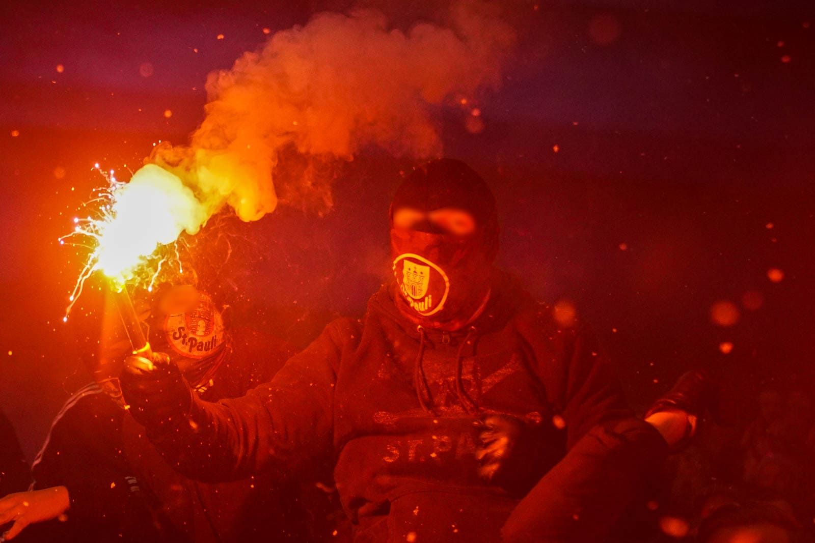 Pyroshows in de sneeuw; bijzondere avond bij derby Sankt Pauli – HSV