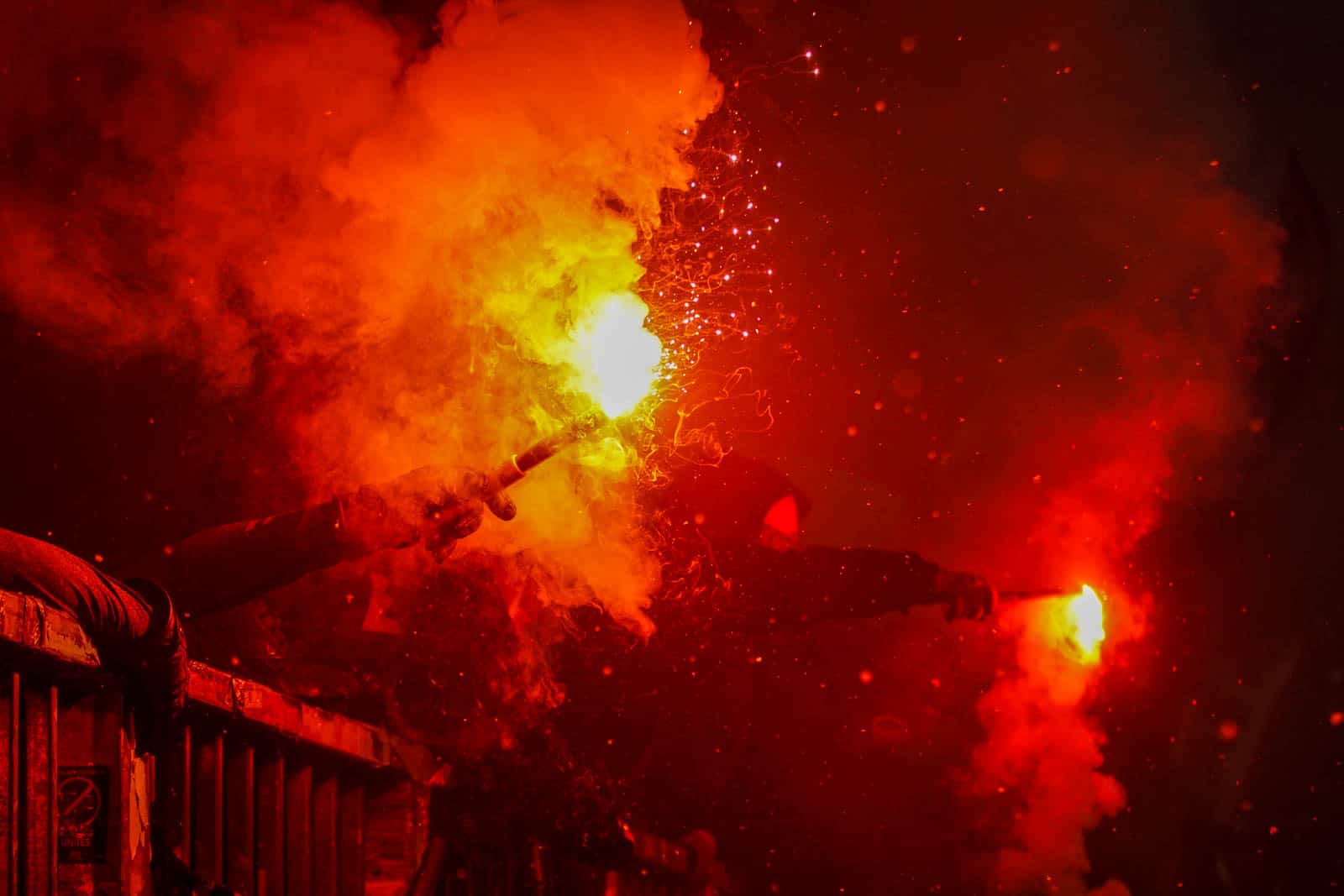 Pyroshows in de sneeuw; bijzondere avond bij derby Sankt Pauli – HSV