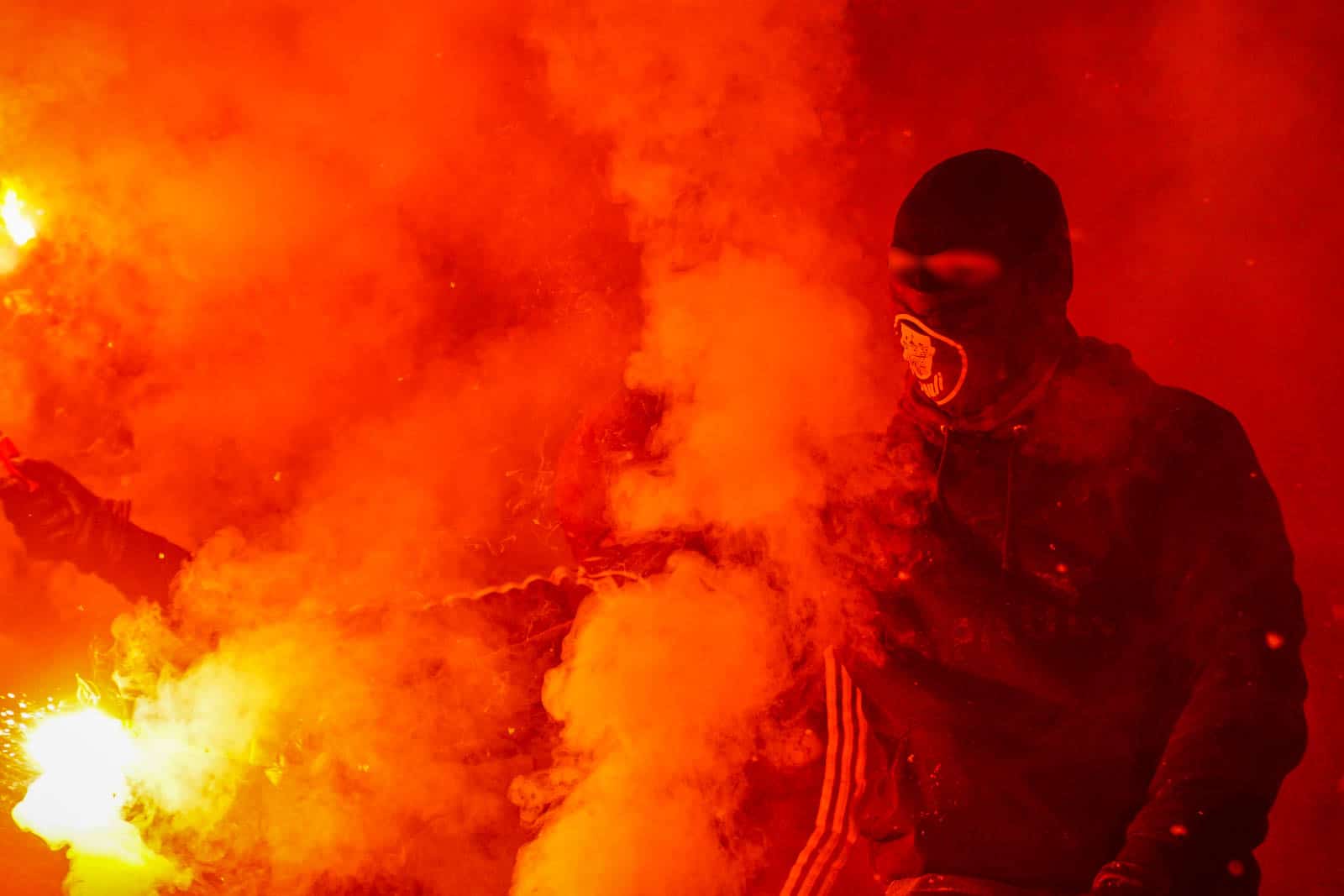 Pyroshows in de sneeuw; bijzondere avond bij derby Sankt Pauli – HSV