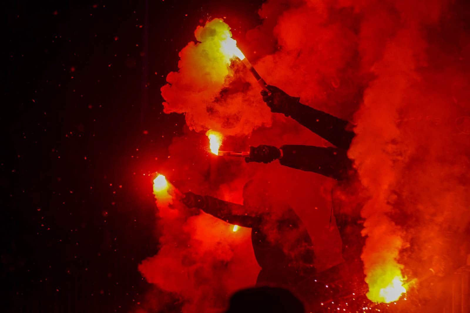 Pyroshows in de sneeuw; bijzondere avond bij derby Sankt Pauli – HSV