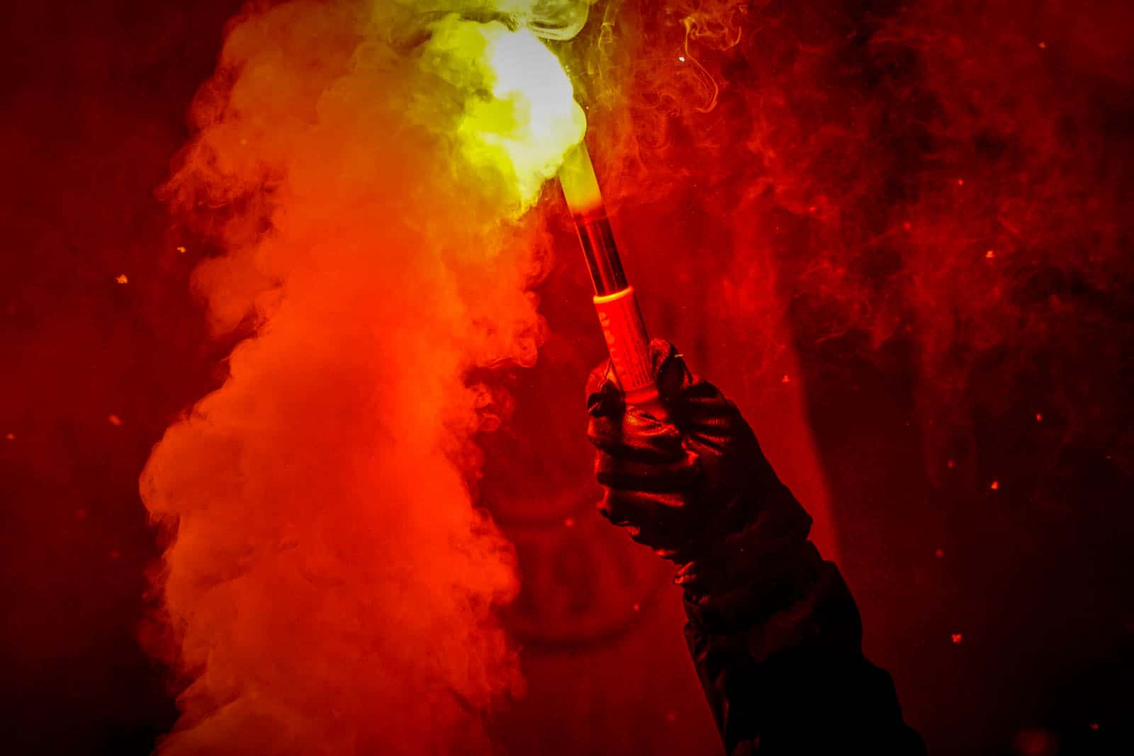 Pyroshows in de sneeuw; bijzondere avond bij derby Sankt Pauli – HSV