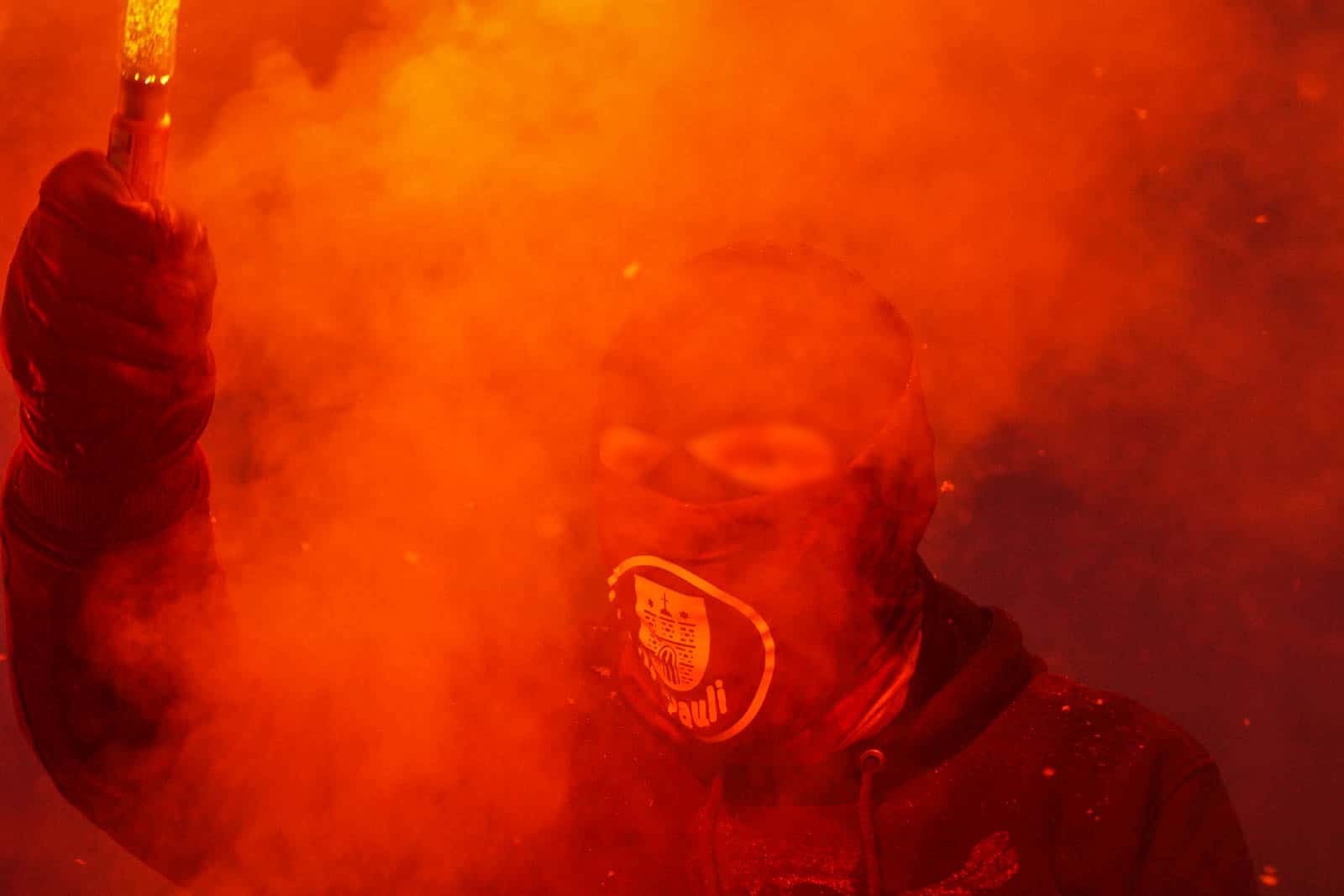 Pyroshows in de sneeuw; bijzondere avond bij derby Sankt Pauli – HSV