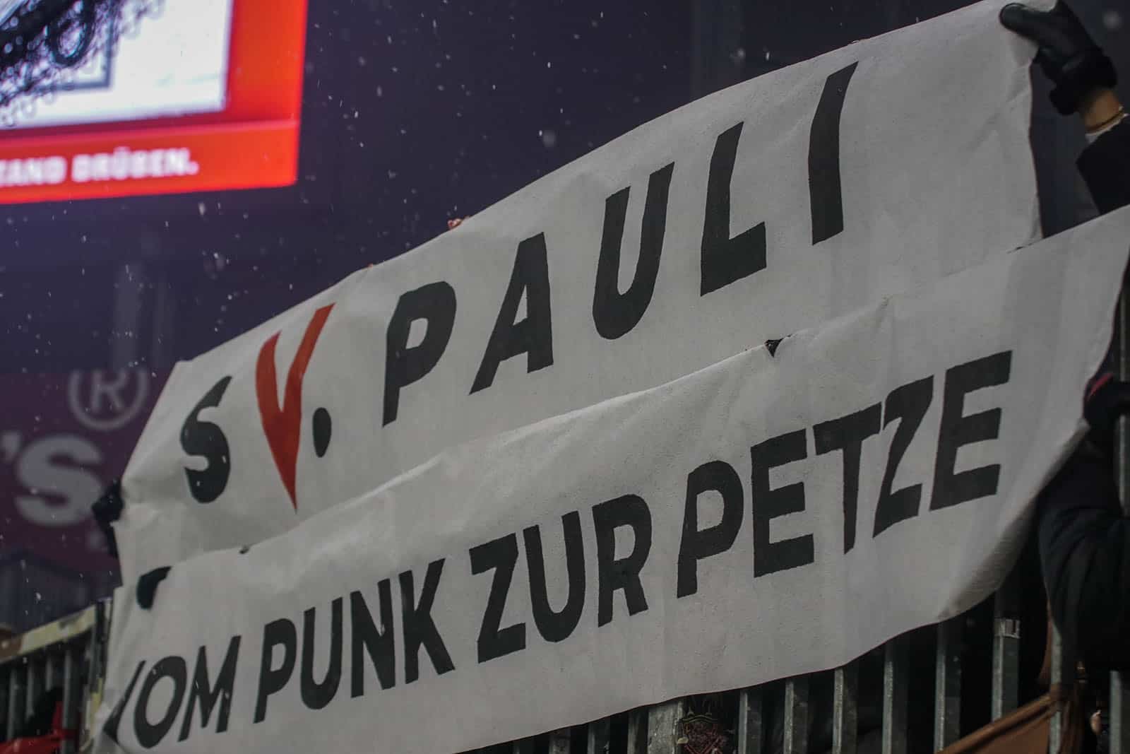 Pyroshows in de sneeuw; bijzondere avond bij derby Sankt Pauli – HSV