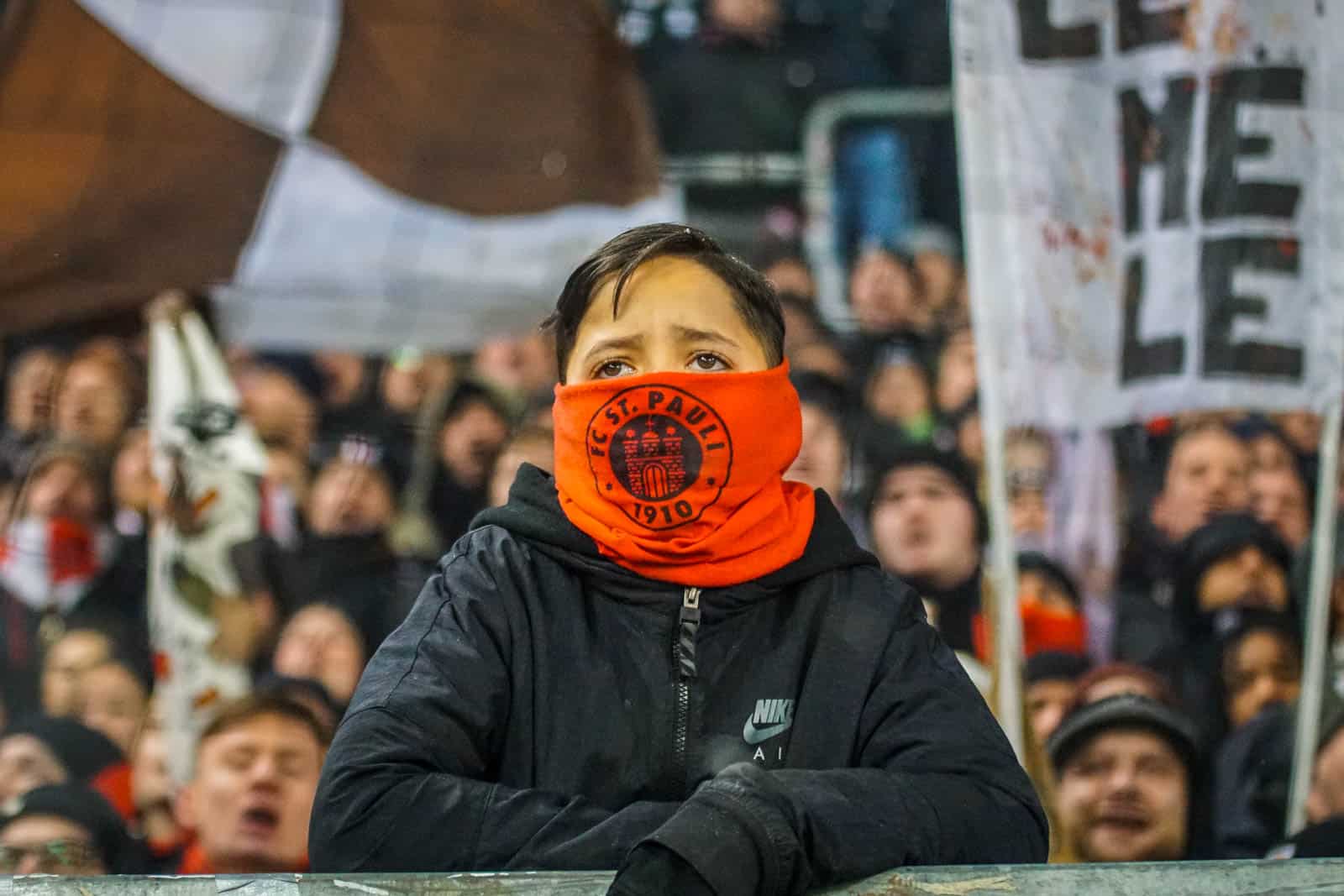 Pyroshows in de sneeuw; bijzondere avond bij derby Sankt Pauli – HSV