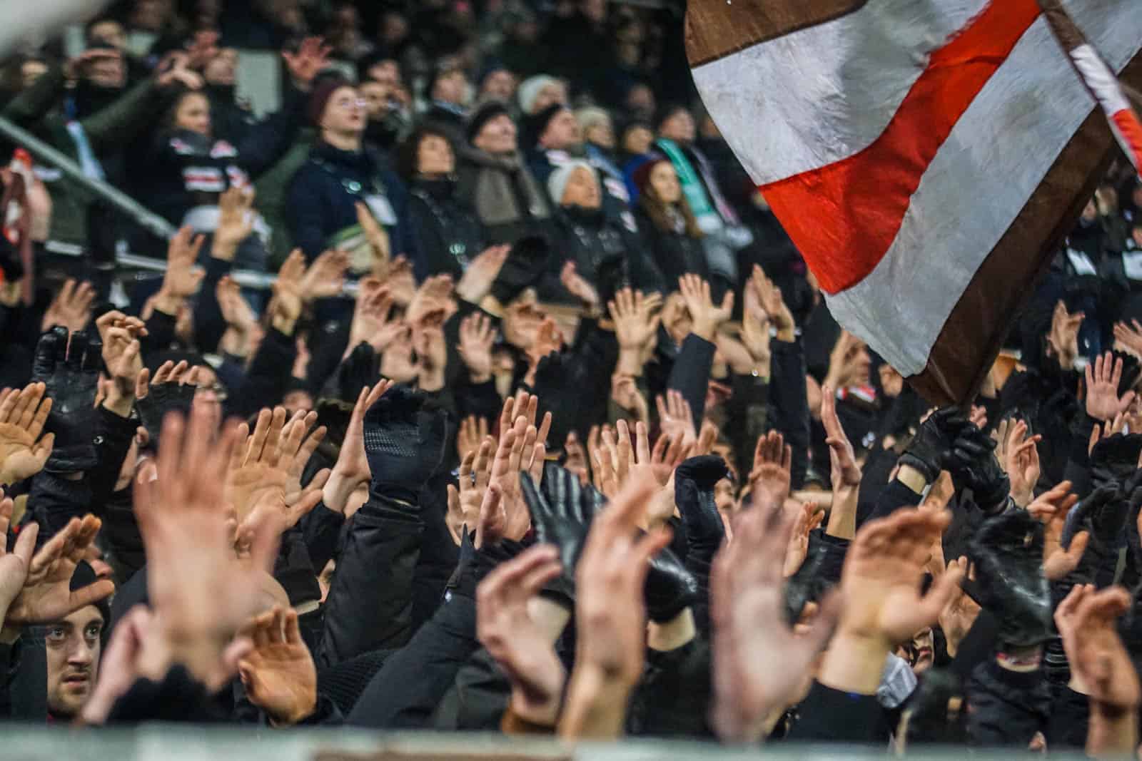 Pyroshows in de sneeuw; bijzondere avond bij derby Sankt Pauli – HSV