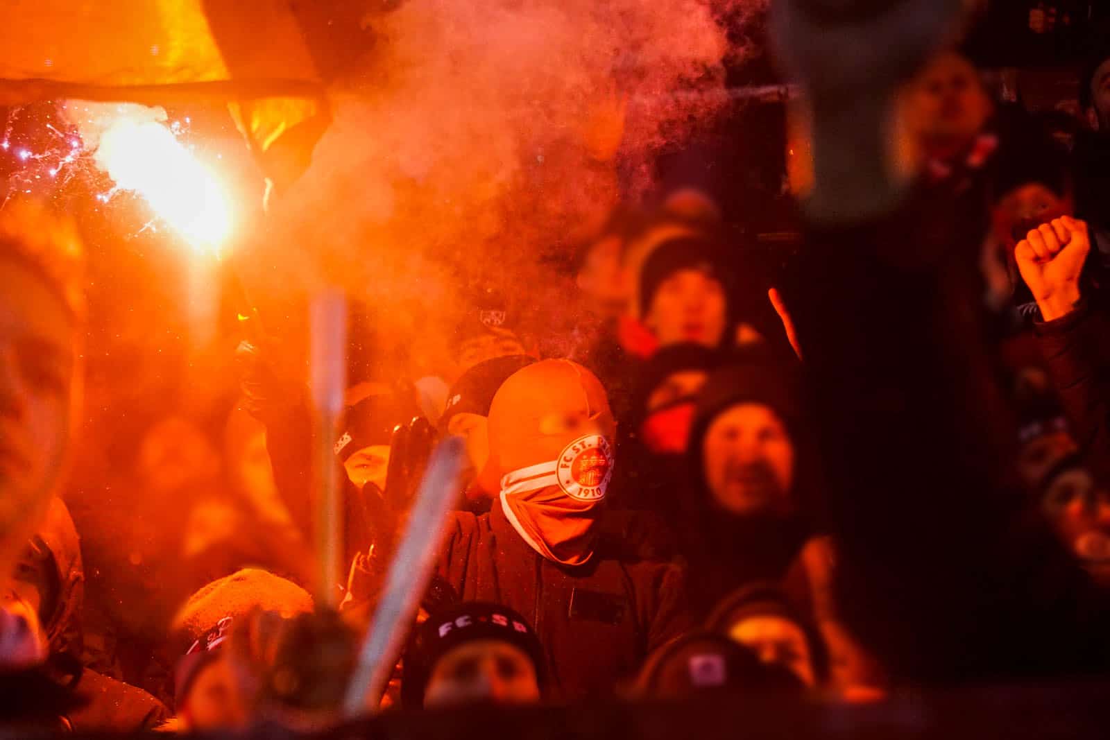 Pyroshows in de sneeuw; bijzondere avond bij derby Sankt Pauli – HSV