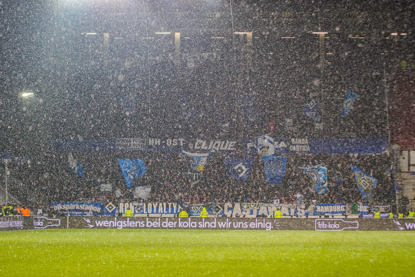 Pyroshows in de sneeuw; bijzondere avond bij derby Sankt Pauli – HSV