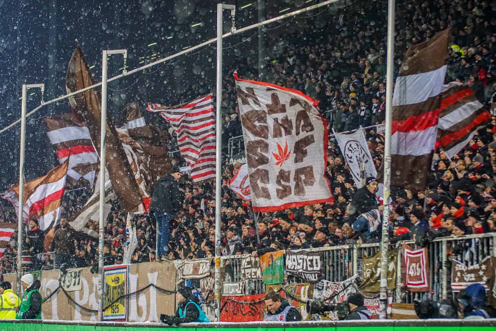 Pyroshows in de sneeuw; bijzondere avond bij derby Sankt Pauli – HSV