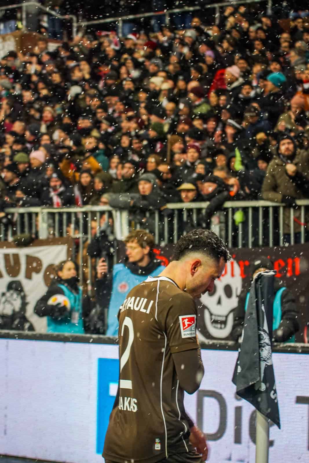 Pyroshows in de sneeuw; bijzondere avond bij derby Sankt Pauli – HSV