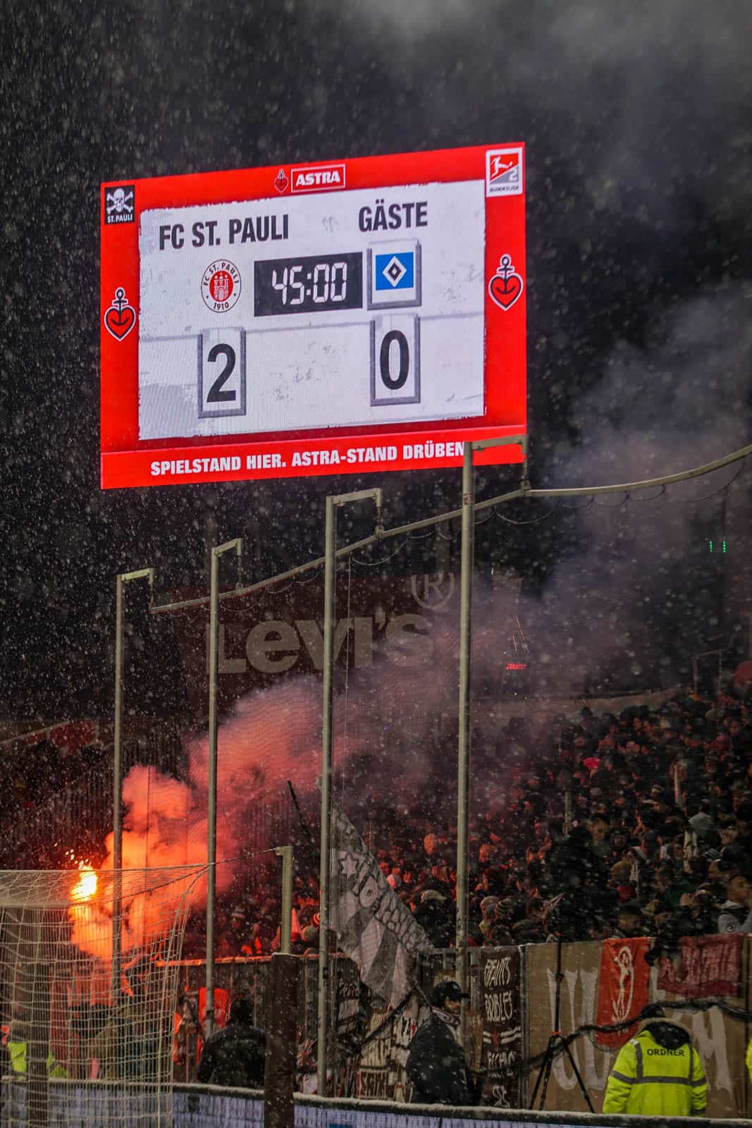 Pyroshows in de sneeuw; bijzondere avond bij derby Sankt Pauli – HSV