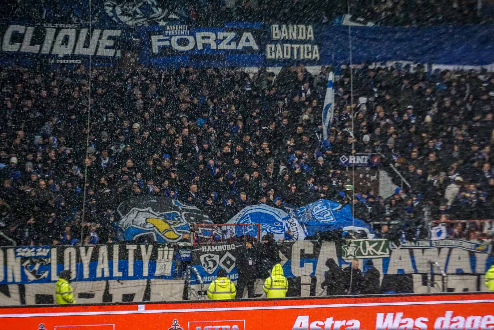 Pyroshows in de sneeuw; bijzondere avond bij derby Sankt Pauli – HSV