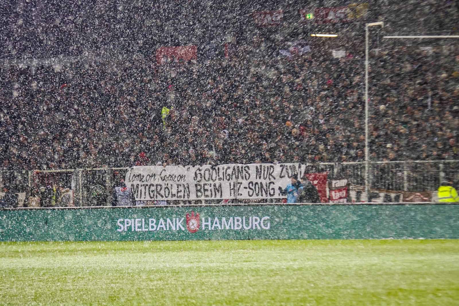 Pyroshows in de sneeuw; bijzondere avond bij derby Sankt Pauli – HSV