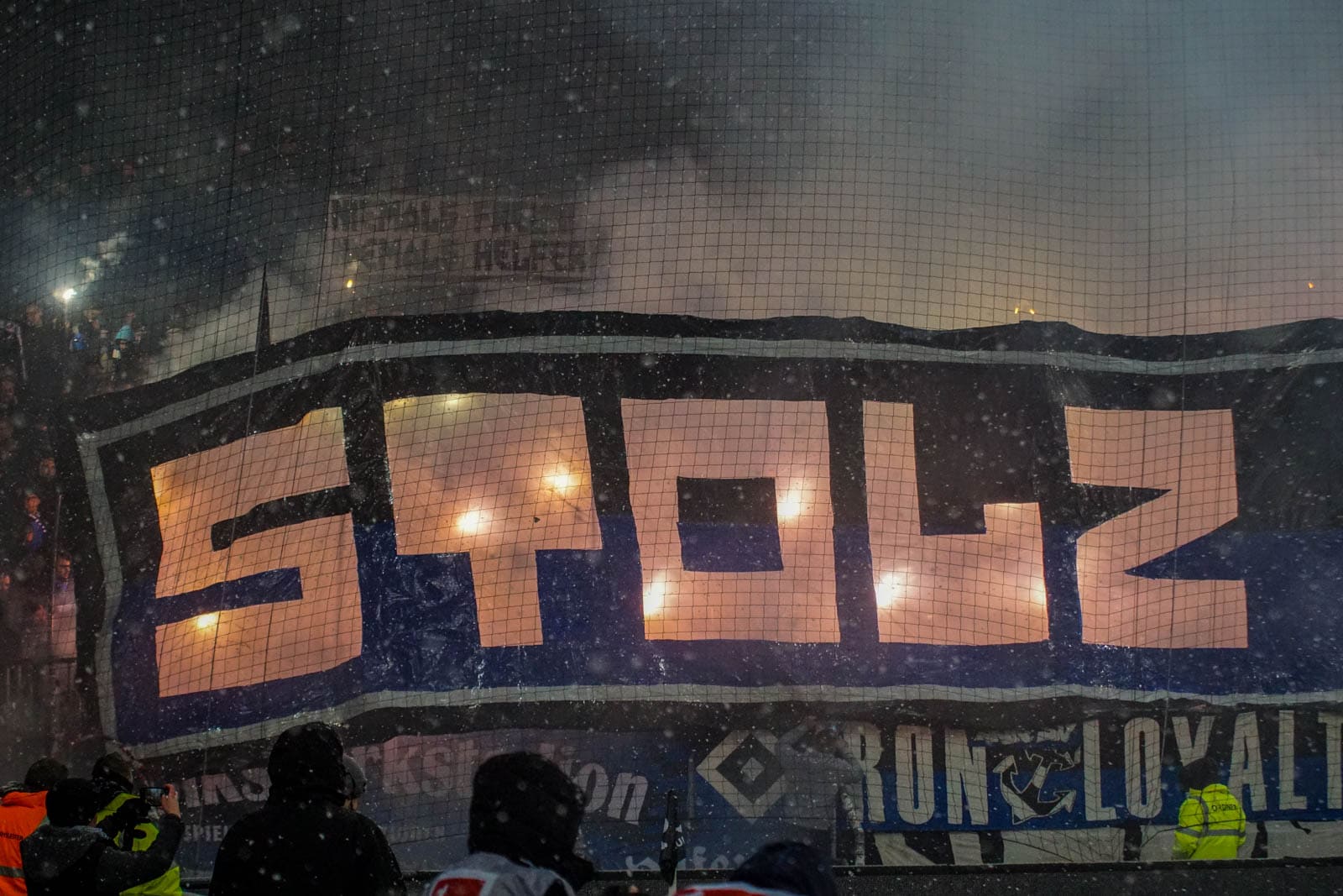 Pyroshows in de sneeuw; bijzondere avond bij derby Sankt Pauli – HSV