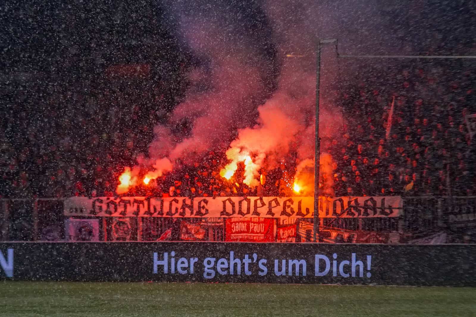 Pyroshows in de sneeuw; bijzondere avond bij derby Sankt Pauli – HSV