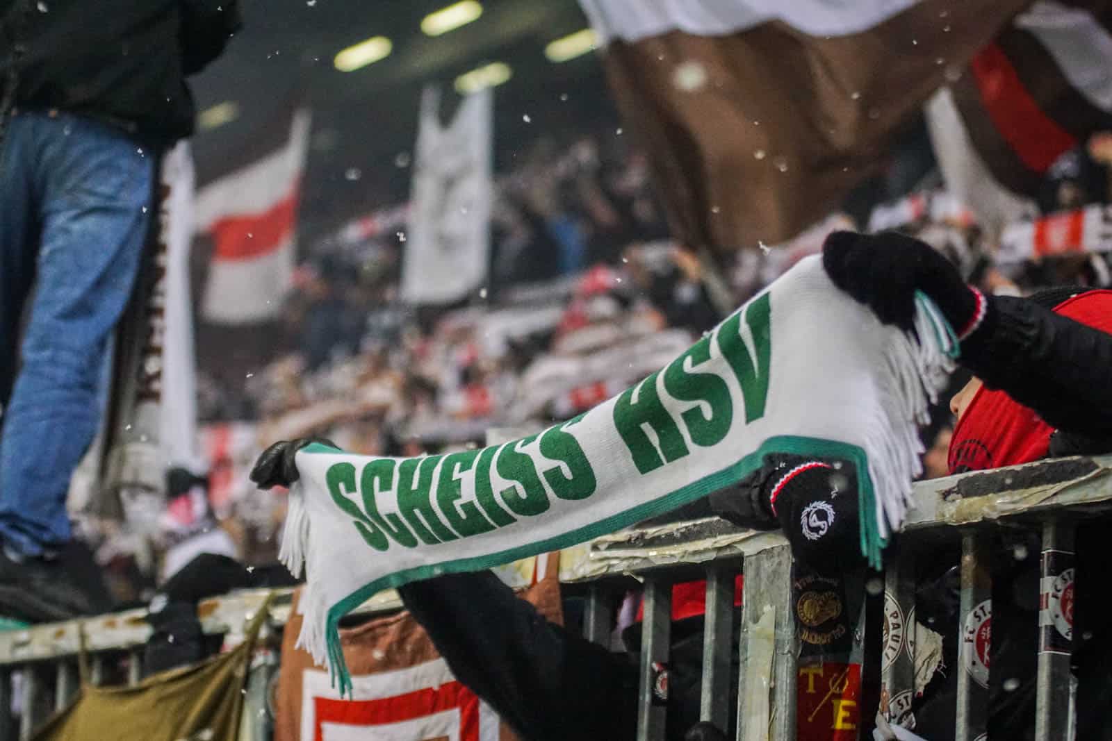 Pyroshows in de sneeuw; bijzondere avond bij derby Sankt Pauli – HSV