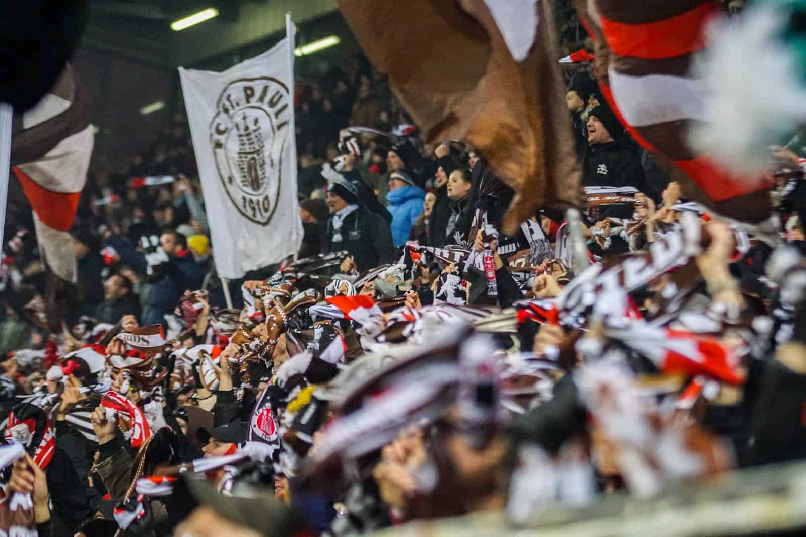 Pyroshows in de sneeuw; bijzondere avond bij derby Sankt Pauli – HSV