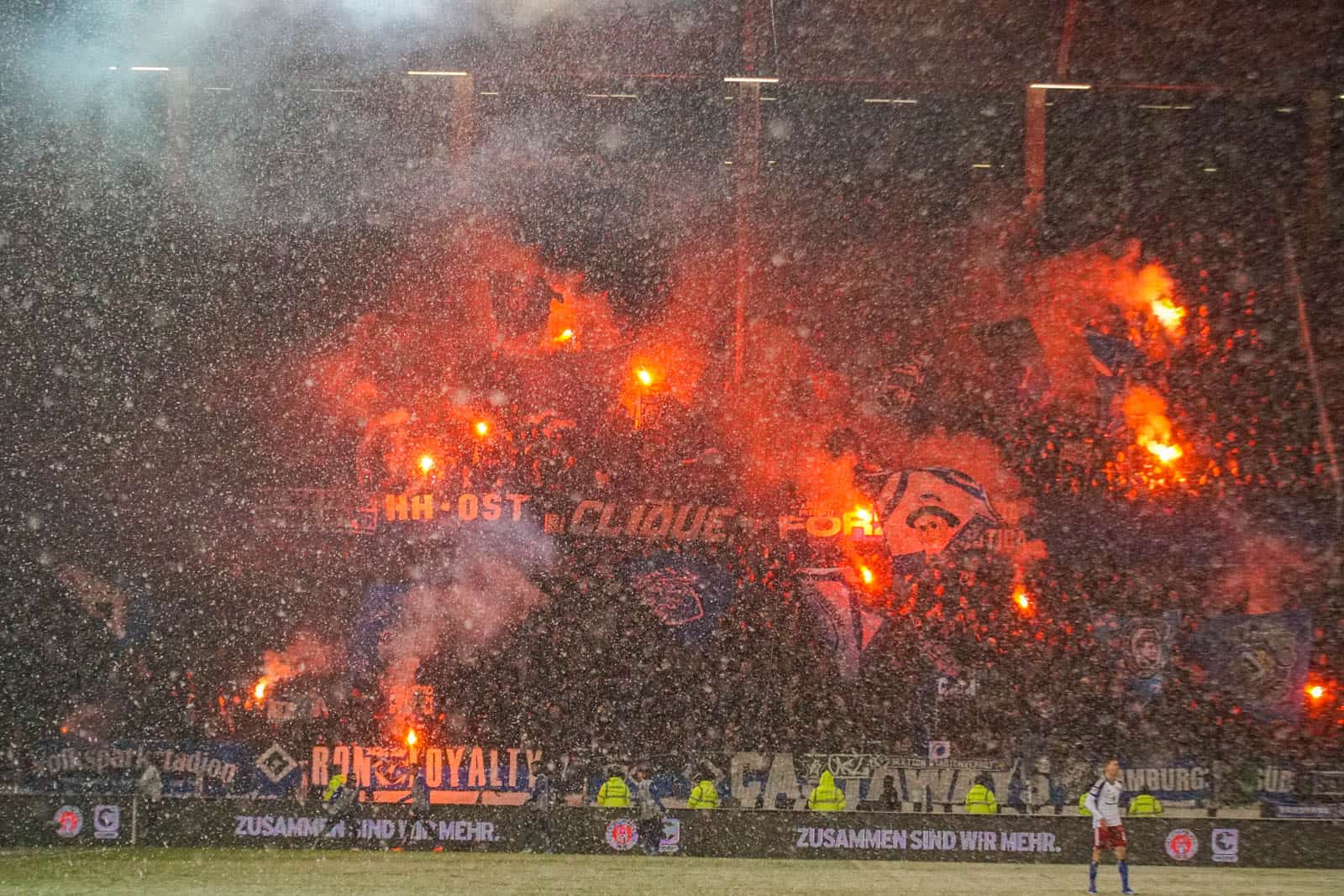Pyroshows in de sneeuw; bijzondere avond bij derby Sankt Pauli – HSV