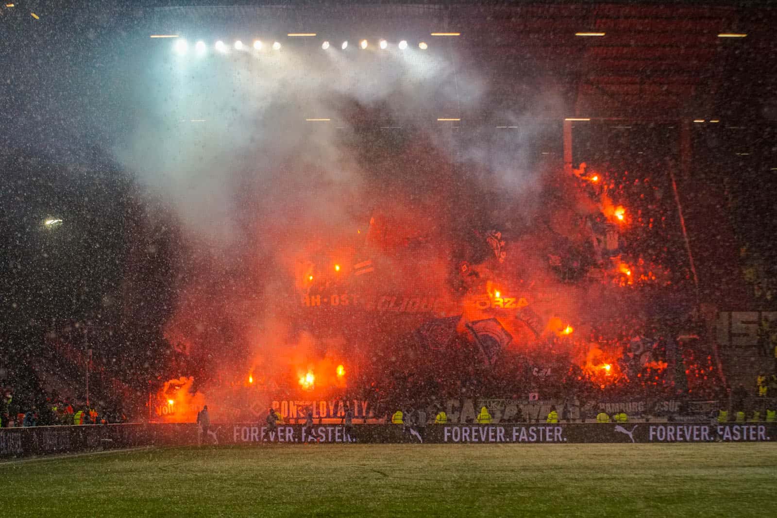 Pyroshows in de sneeuw; bijzondere avond bij derby Sankt Pauli – HSV