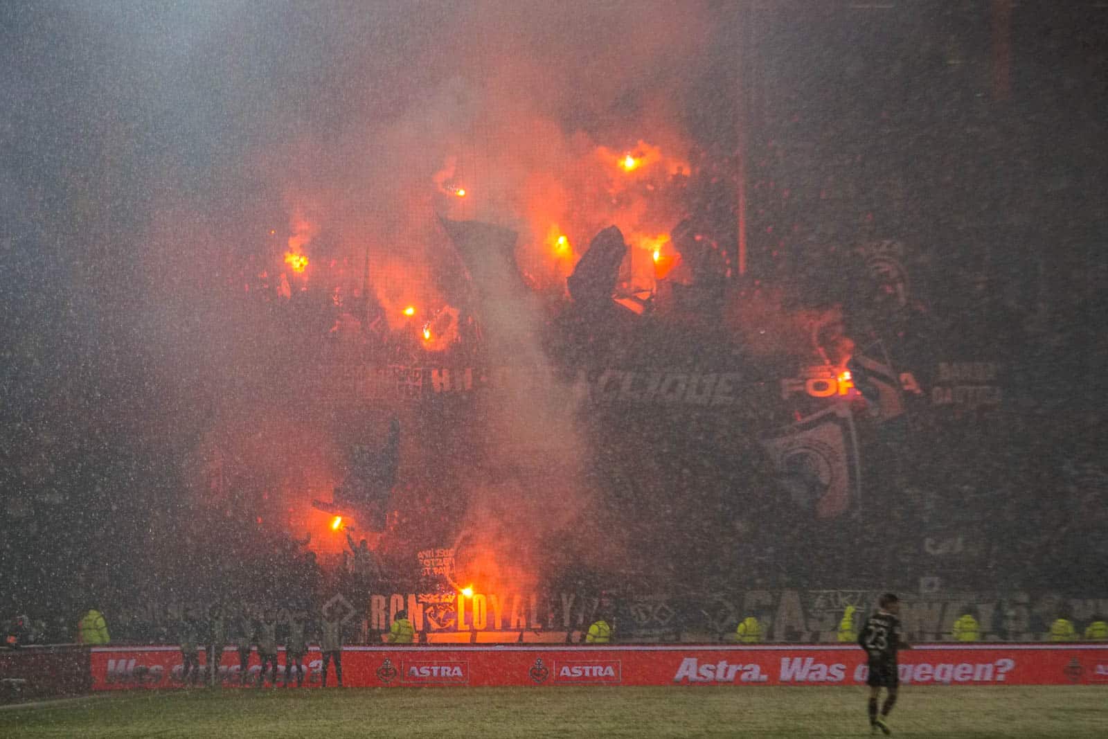 Pyroshows in de sneeuw; bijzondere avond bij derby Sankt Pauli – HSV
