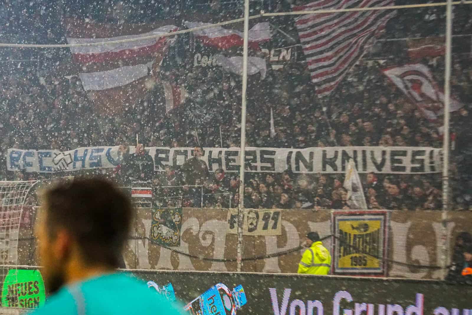 Pyroshows in de sneeuw; bijzondere avond bij derby Sankt Pauli – HSV