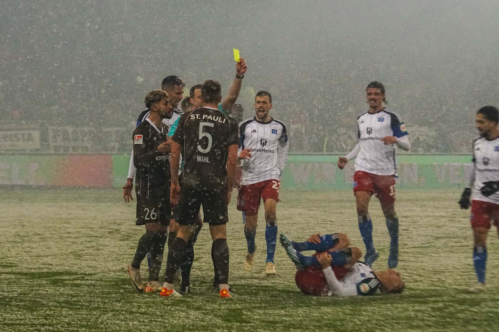 Pyroshows in de sneeuw; bijzondere avond bij derby Sankt Pauli – HSV