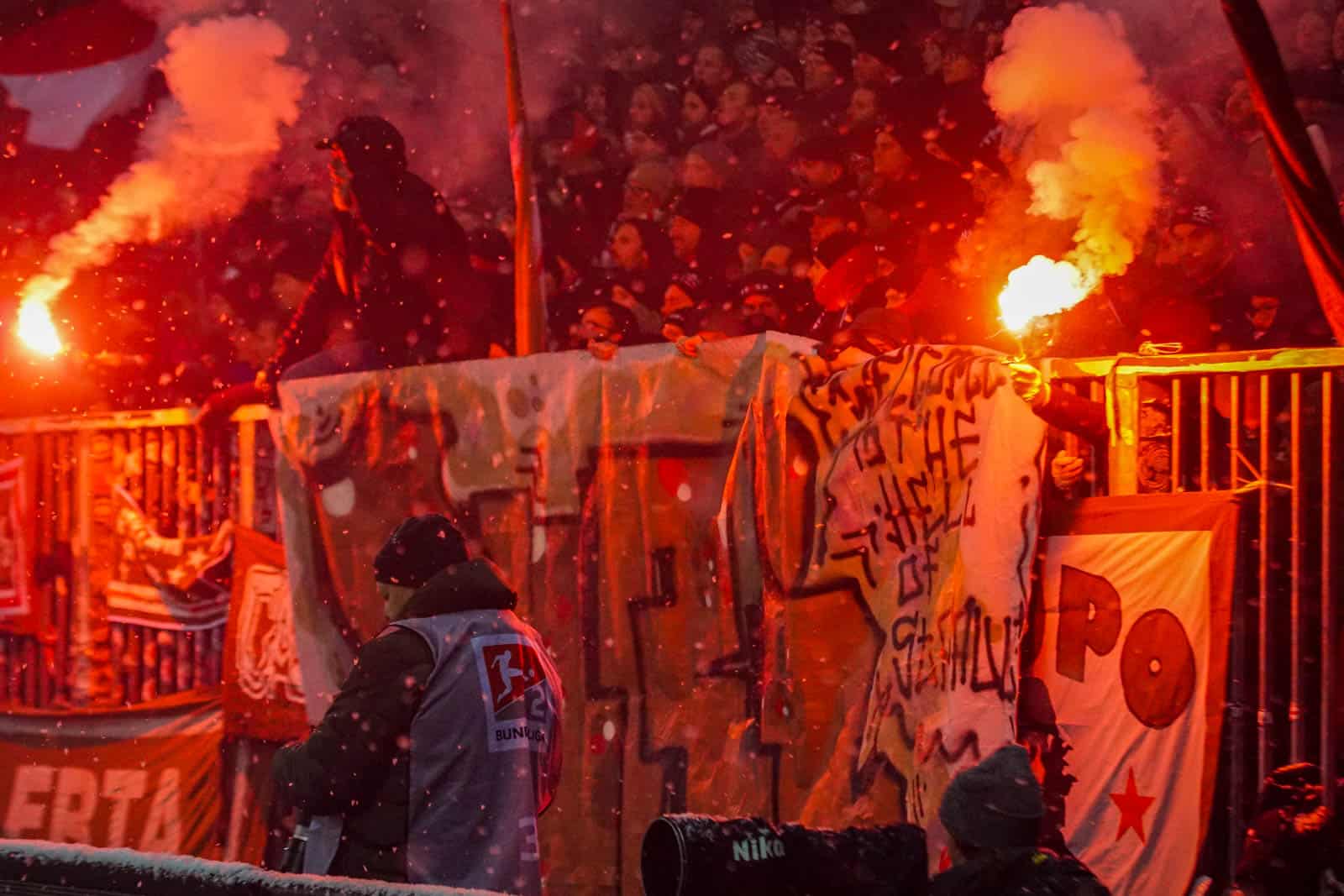 Pyroshows in de sneeuw; bijzondere avond bij derby Sankt Pauli – HSV