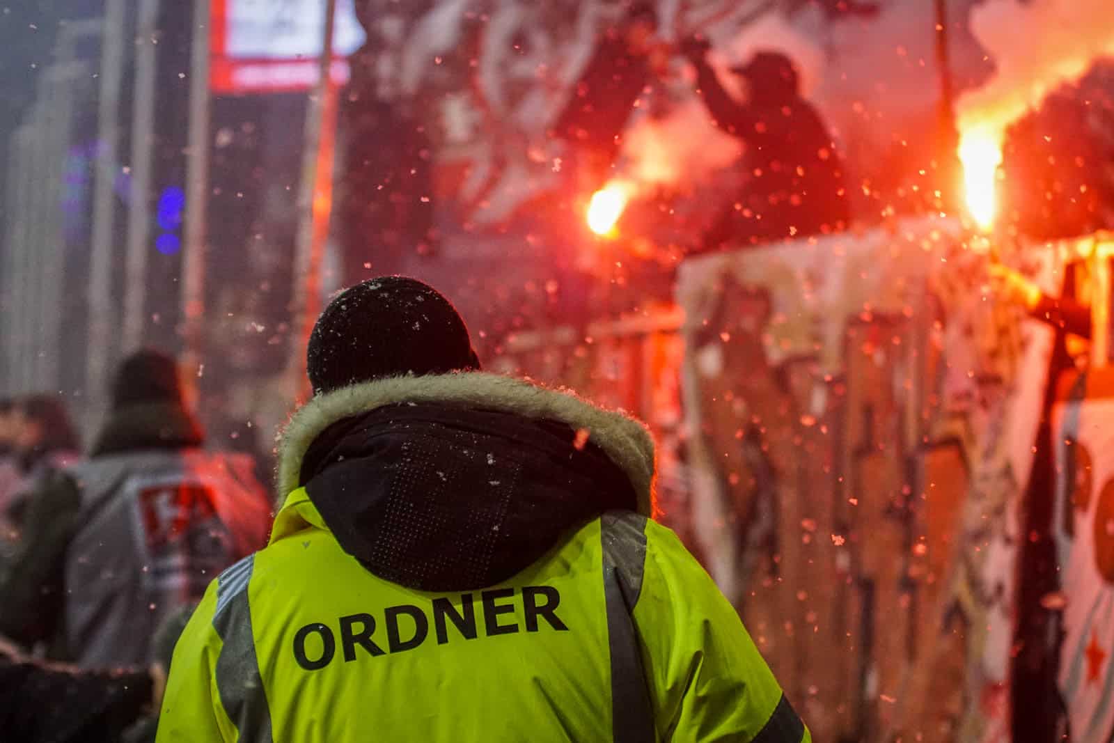 Pyroshows in de sneeuw; bijzondere avond bij derby Sankt Pauli – HSV