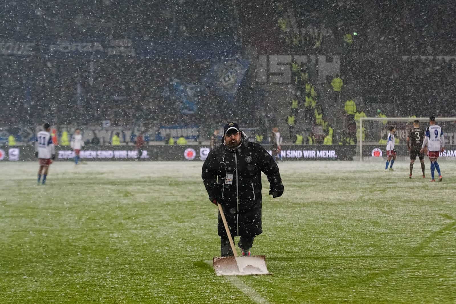 Pyroshows in de sneeuw; bijzondere avond bij derby Sankt Pauli – HSV