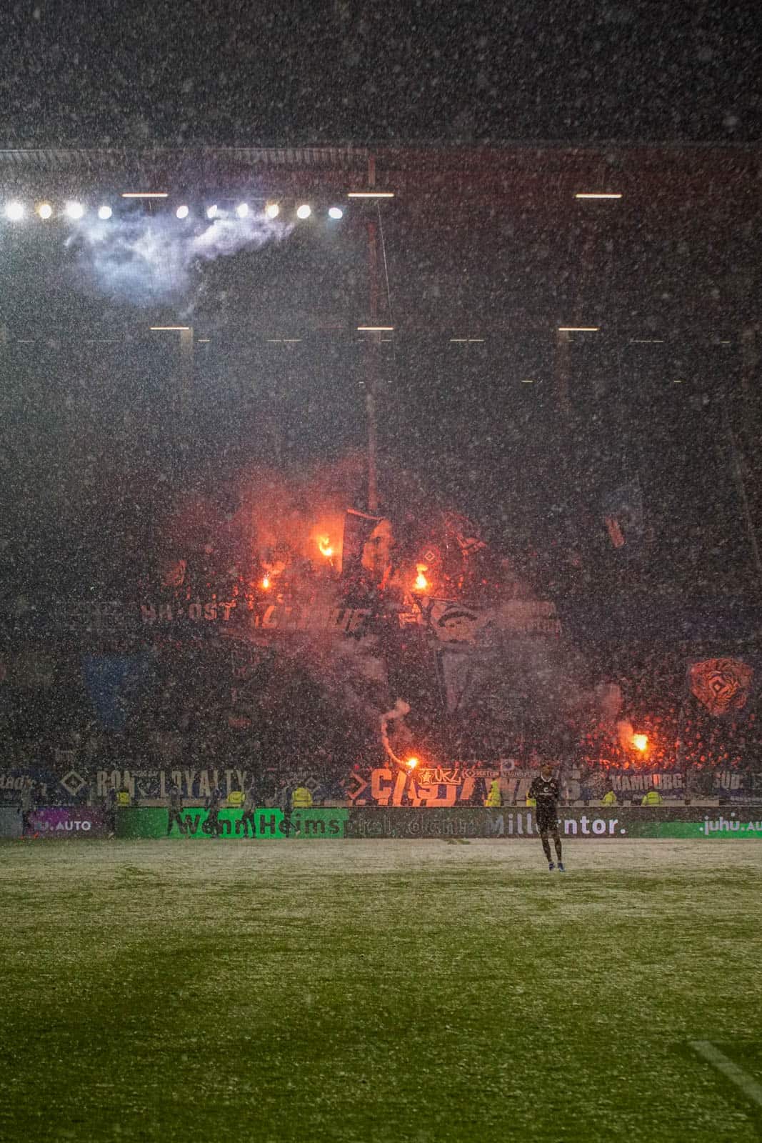 Pyroshows in de sneeuw; bijzondere avond bij derby Sankt Pauli – HSV