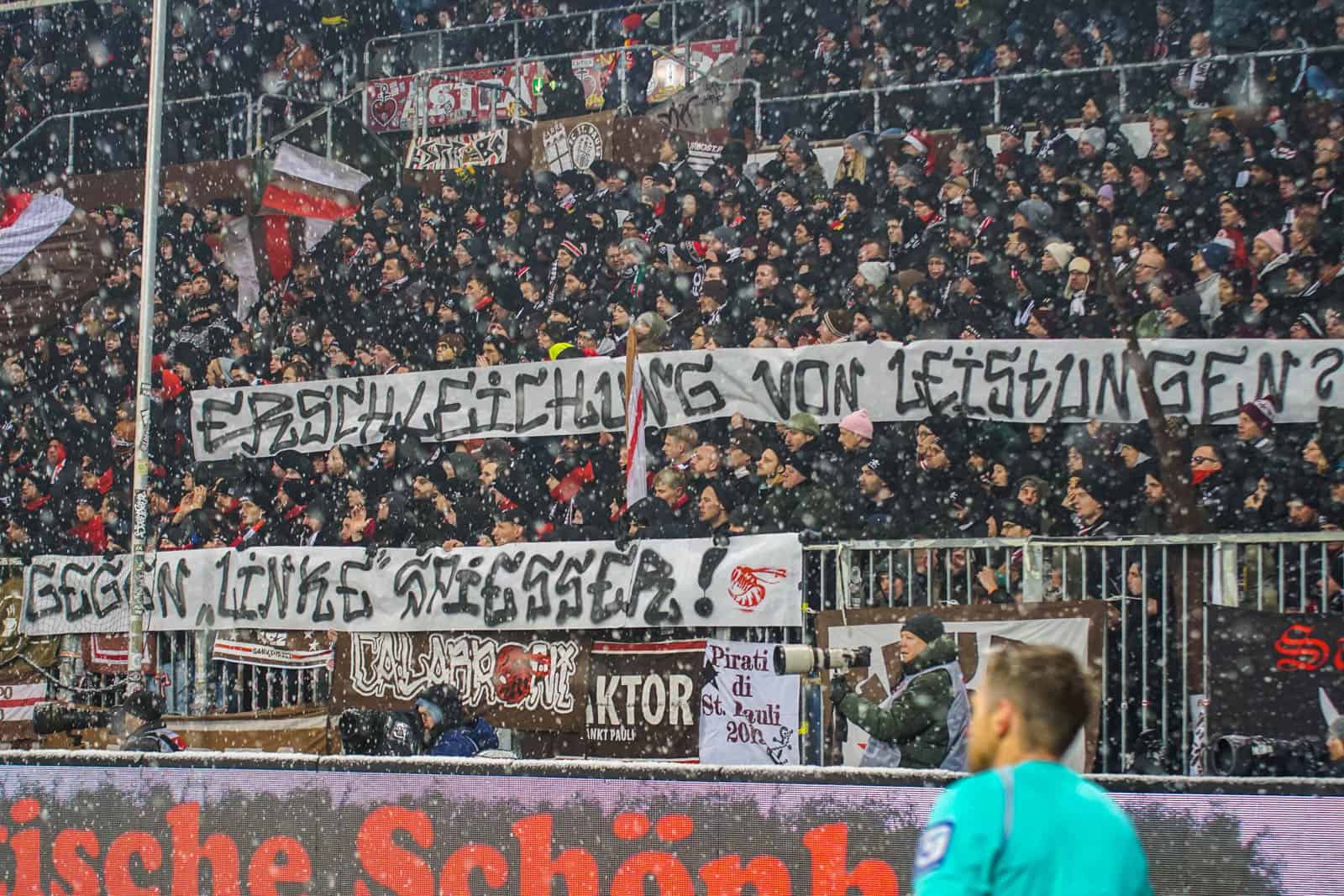 Pyroshows in de sneeuw; bijzondere avond bij derby Sankt Pauli – HSV