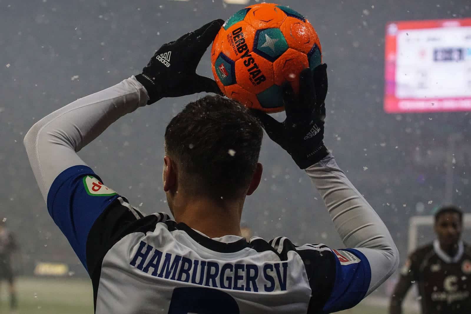 Pyroshows in de sneeuw; bijzondere avond bij derby Sankt Pauli – HSV