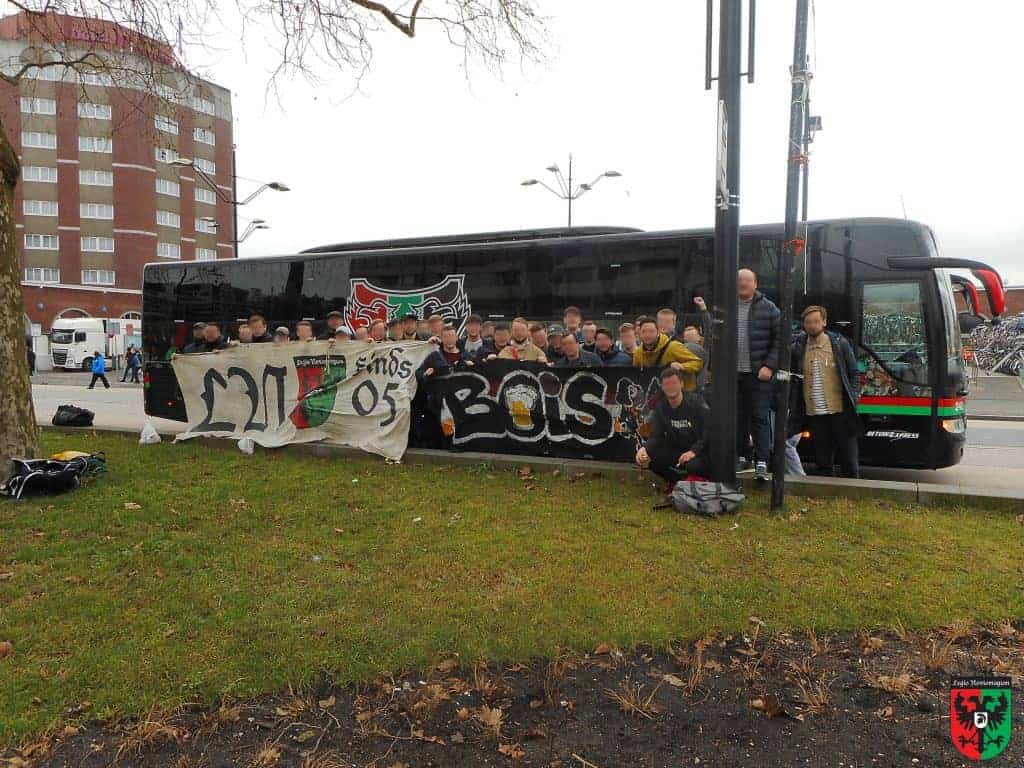 Supporters NEC & Motherwell vieren 10 jaar vriendschap in Schotland