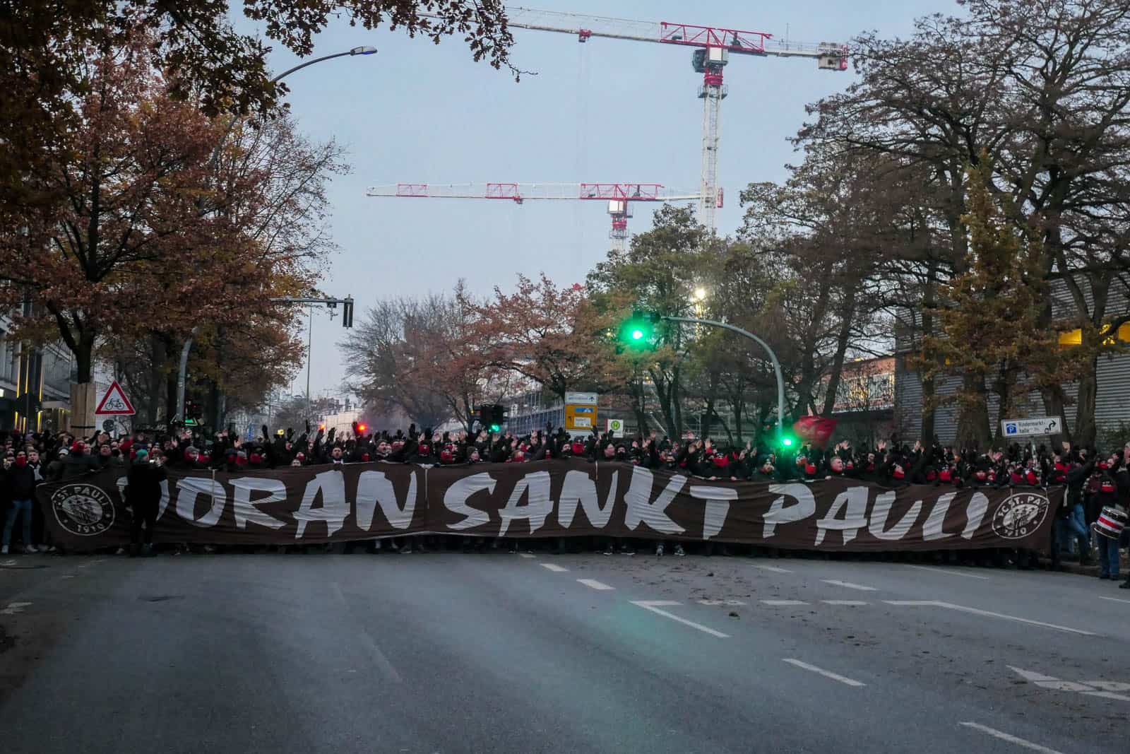 Pyroshows in de sneeuw; bijzondere avond bij derby Sankt Pauli – HSV