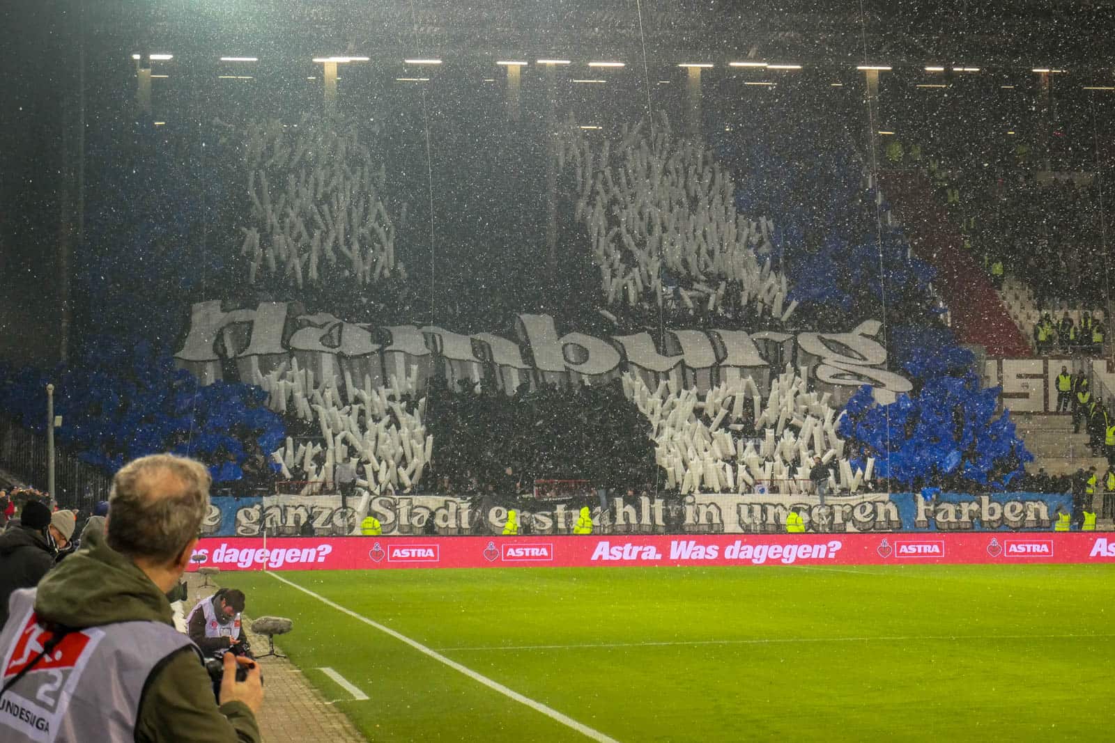 Pyroshows in de sneeuw; bijzondere avond bij derby Sankt Pauli – HSV