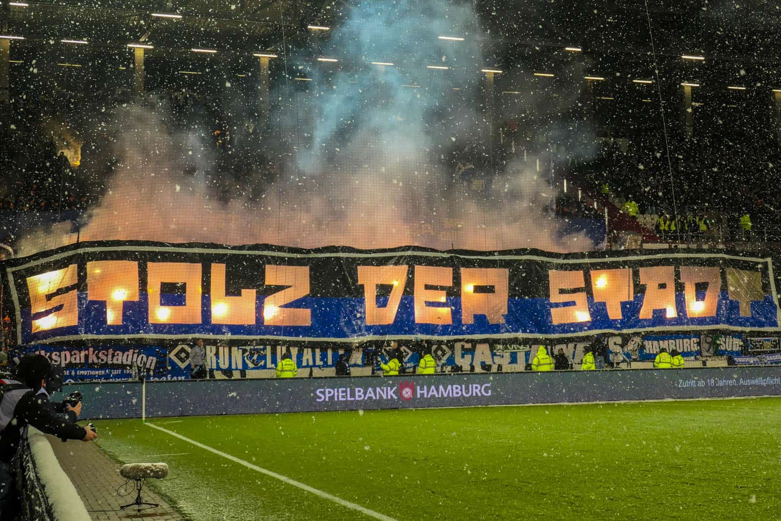 Pyroshows in de sneeuw; bijzondere avond bij derby Sankt Pauli – HSV