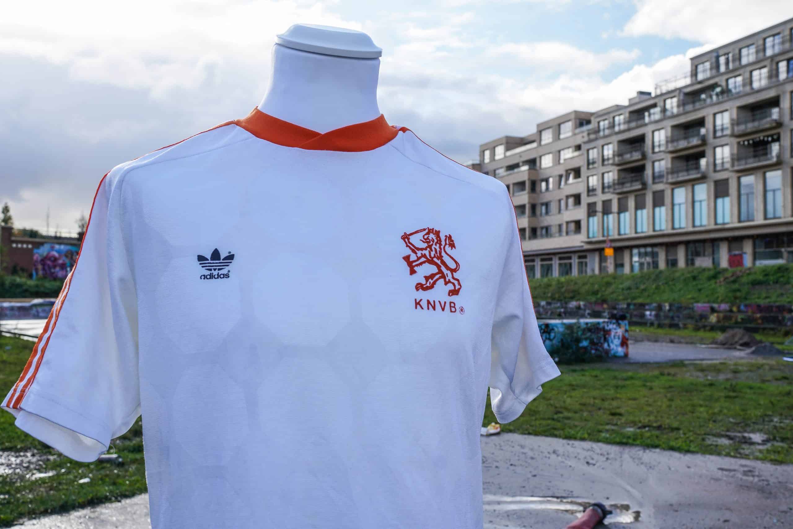 Voetbalshirt verzameling van Joost 25