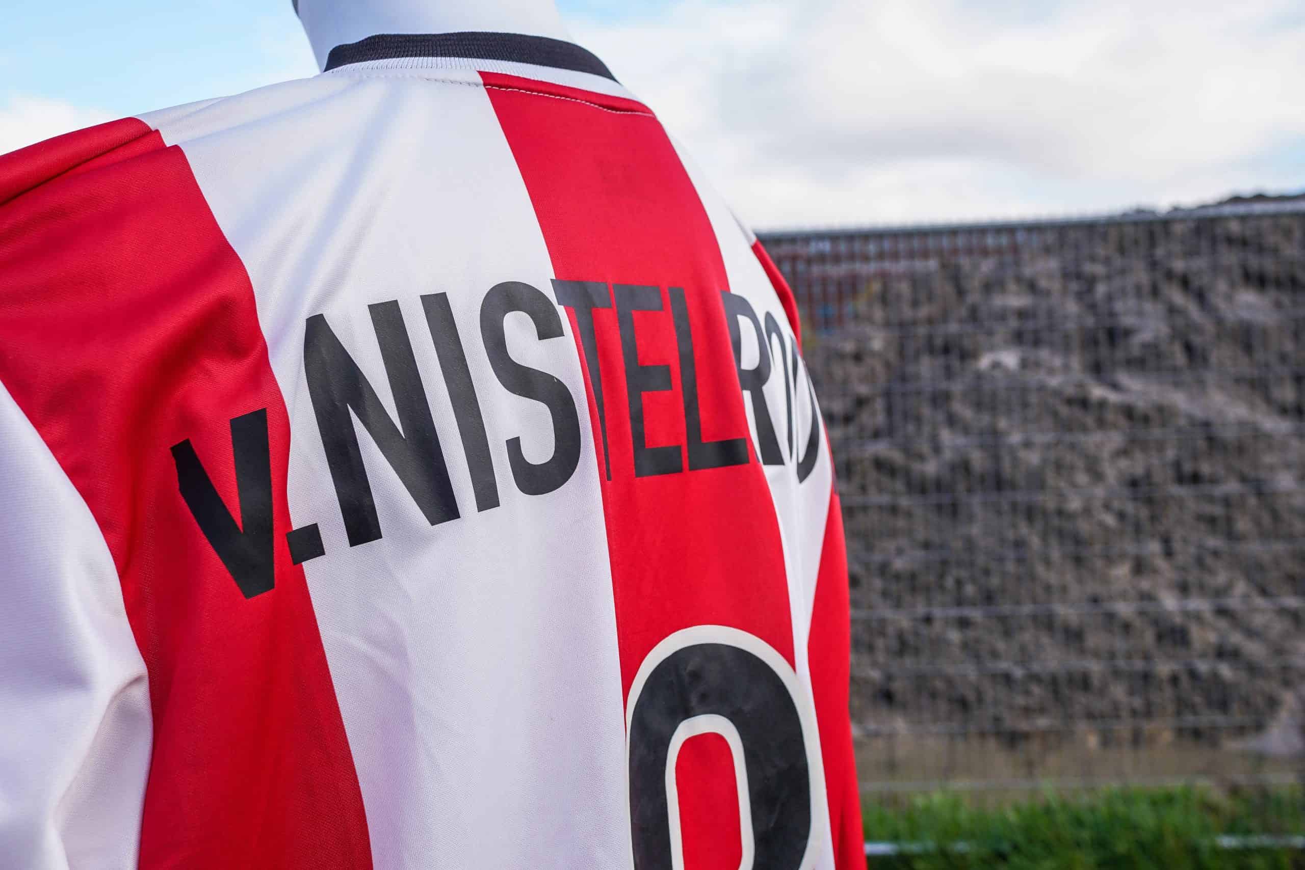 Voetbalshirt verzameling van Joost 42