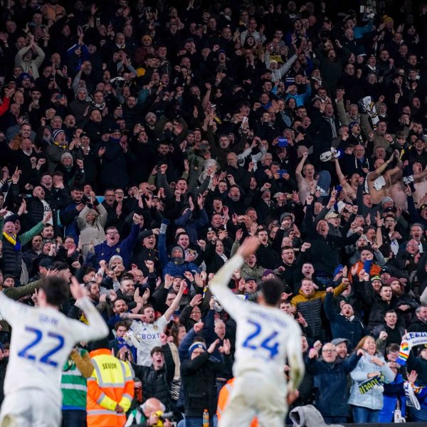 Supporters van Leeds United zingen I Predict a Riot van Kaiser Chiefs