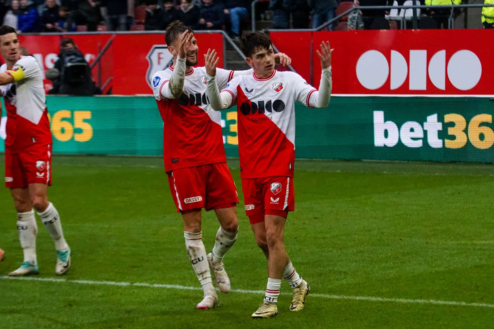 Groot pyrofestijn in de Domstad: 5-jarig bestaan van Utrecht Ultras!