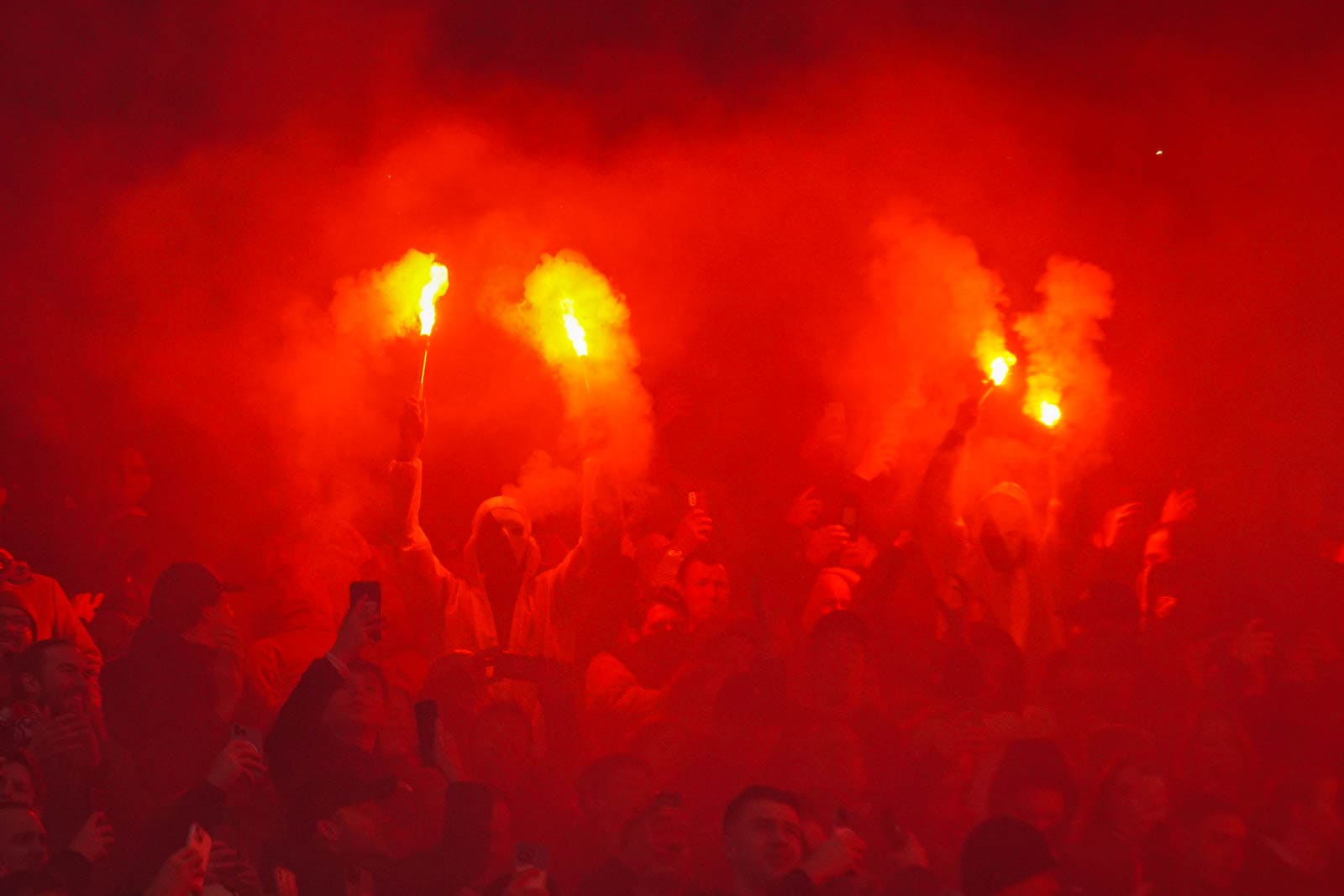 Groot pyrofestijn in de Domstad: 5-jarig bestaan van Utrecht Ultras!