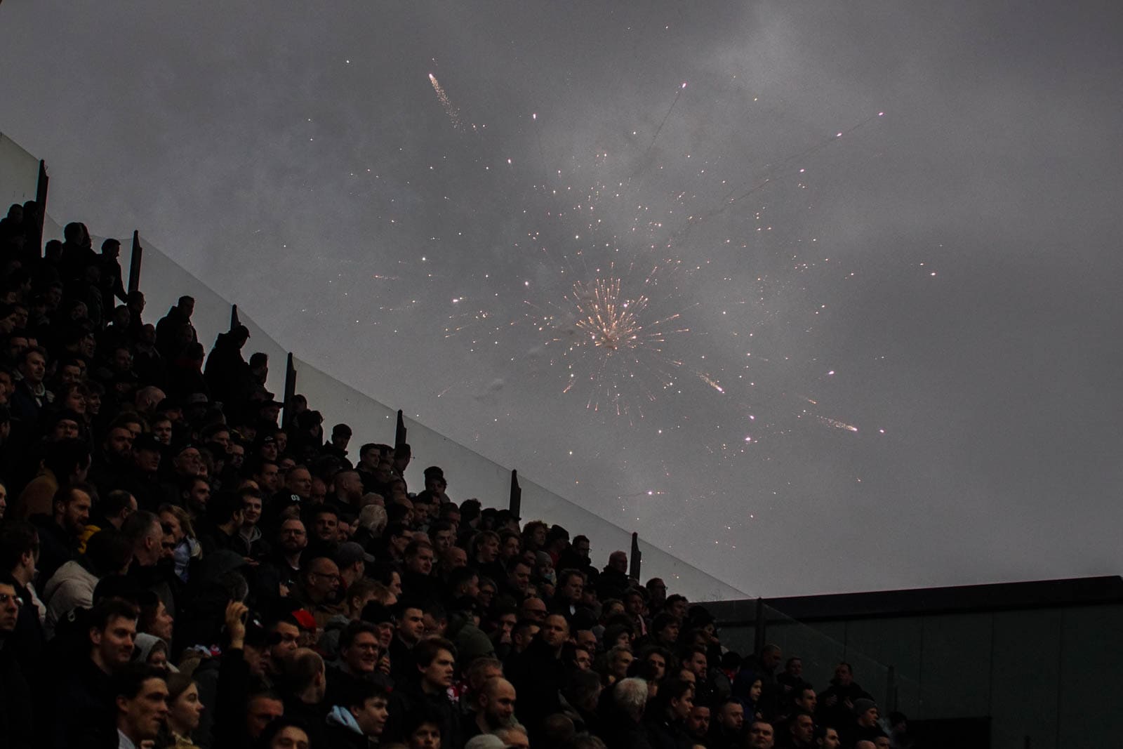 Groot pyrofestijn in de Domstad: 5-jarig bestaan van Utrecht Ultras!