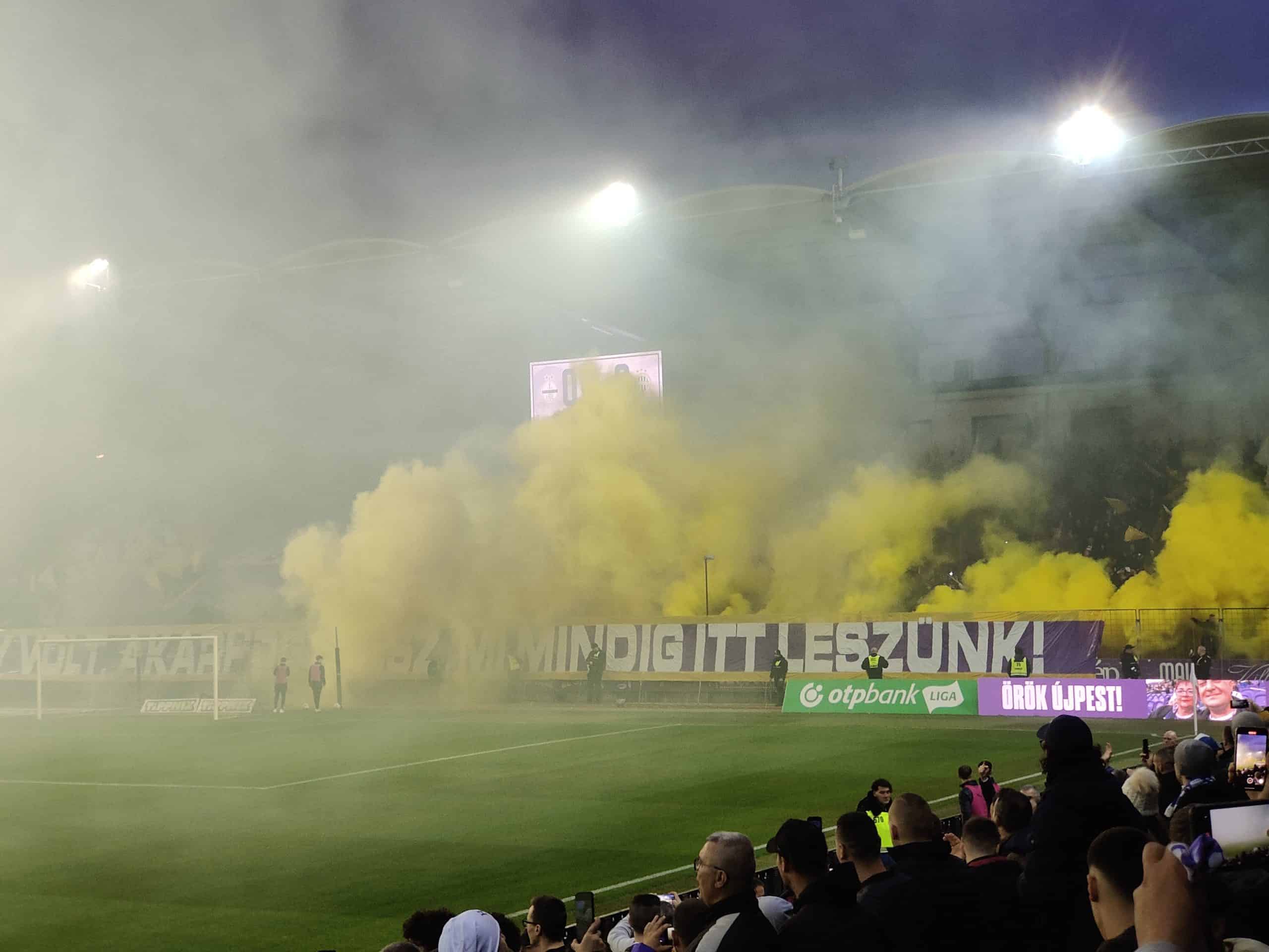 Ultras Újpest en Ferencváros gaan tekeer in Boedapest Derby
