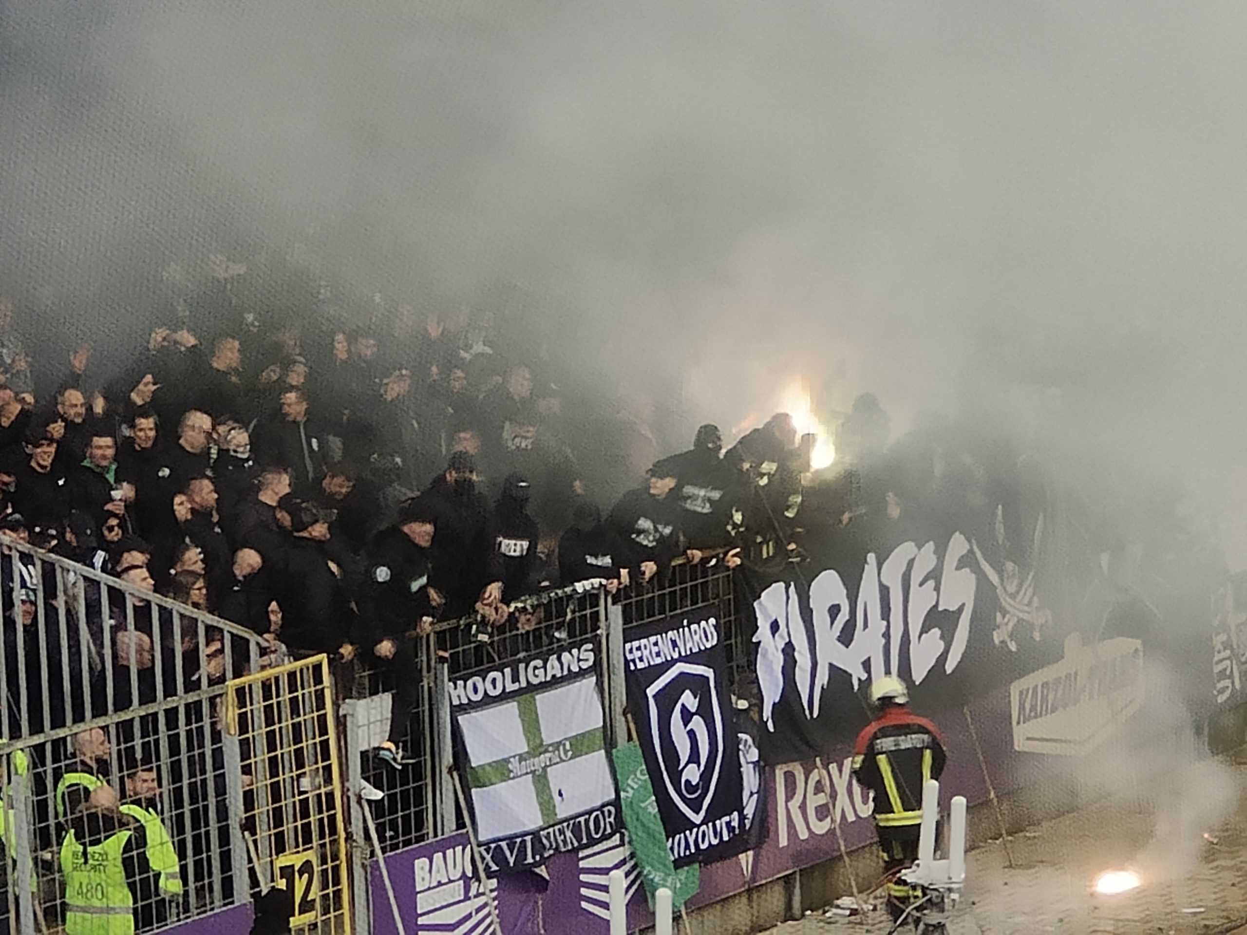 Ultras Újpest en Ferencváros gaan tekeer in Boedapest Derby